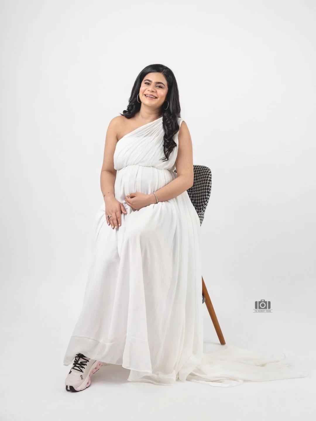 The happiest kind of waiting 🌸

.
.
#MaternityPhotoshoot #EditorialPortraits #MotherhoodJourney #JammuPhotographer #WondersByTheMemoryTrunk 

[Maternity photoshoot Jammu | Luxury maternity photography | Editorial maternity portraits | Studio materni
