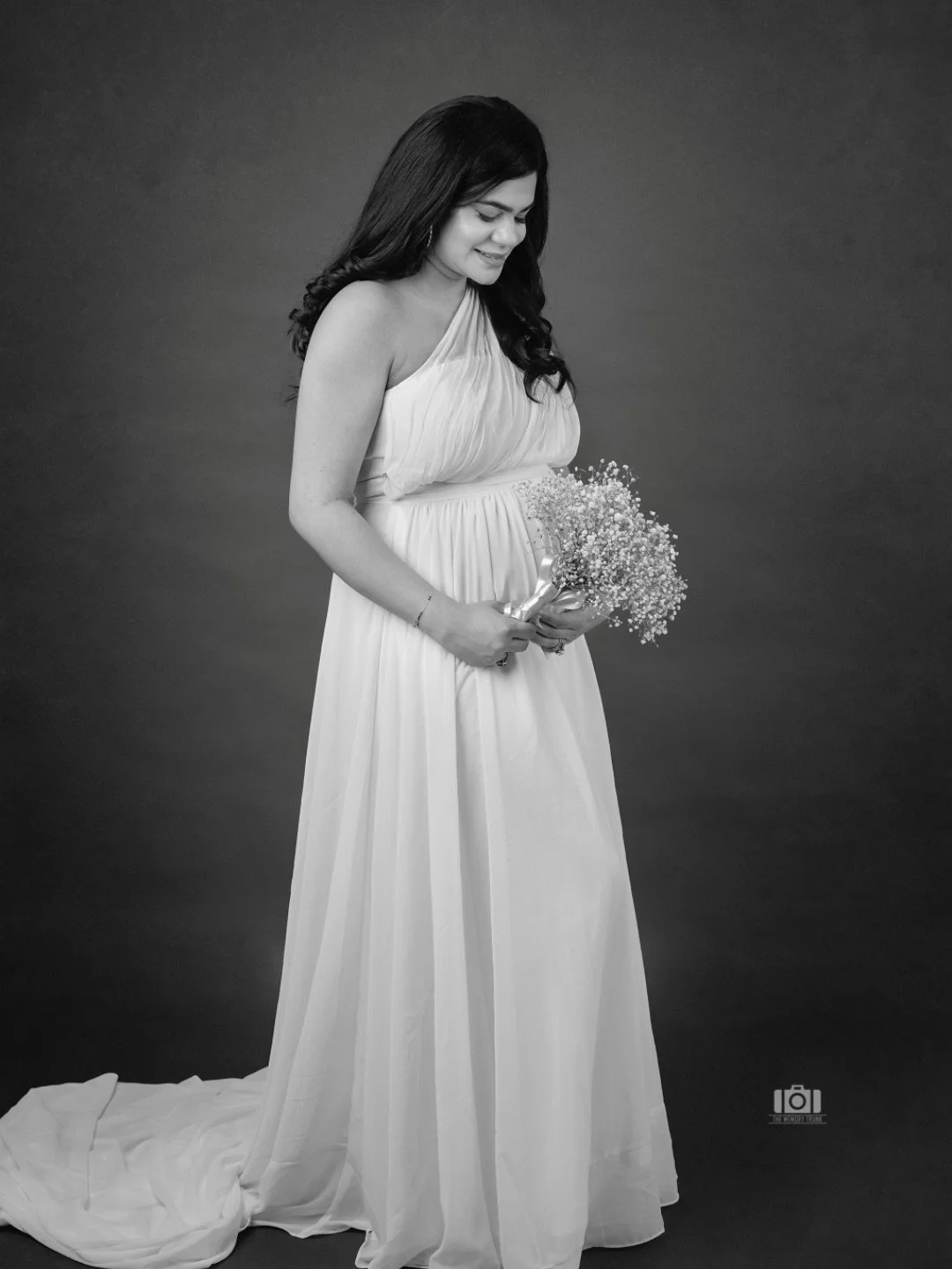 A little pause before life gets beautifully louder 💛
.
.
#MaternityPhotoshoot #EditorialPortraits #MotherhoodJourney #JammuPhotographer #WondersByTheMemoryTrunk 

[Maternity photoshoot Jammu | Luxury maternity photography | Editorial maternity portr