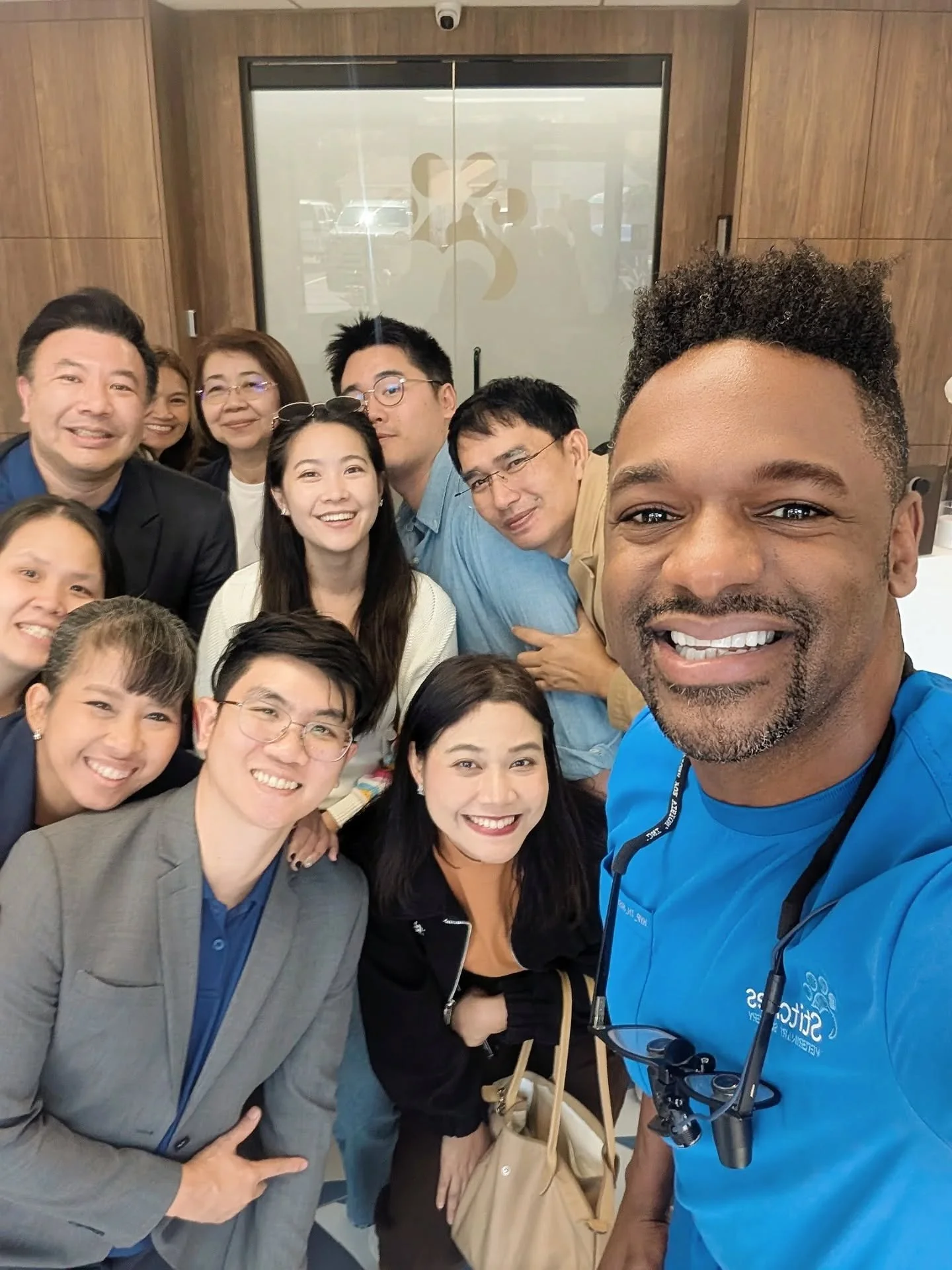 MEANS THE WORLD What an absolute blast welcoming Dr. Pimpika Thongcharoenpoolporn and the amazing crew from Thonglor Pet Hospital—first international visitors from our veterinary family! 🌍
 Huge thanks to the Zoetis team for making this cross
