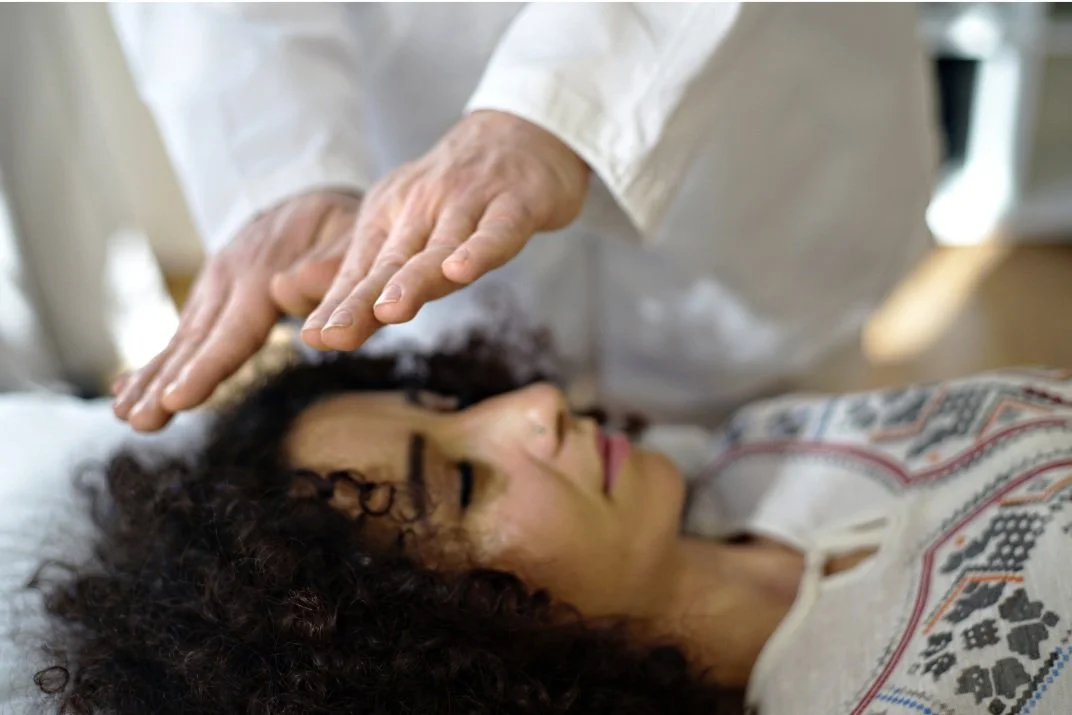 a practitioner of very well kc in overland park giving reiki to a client