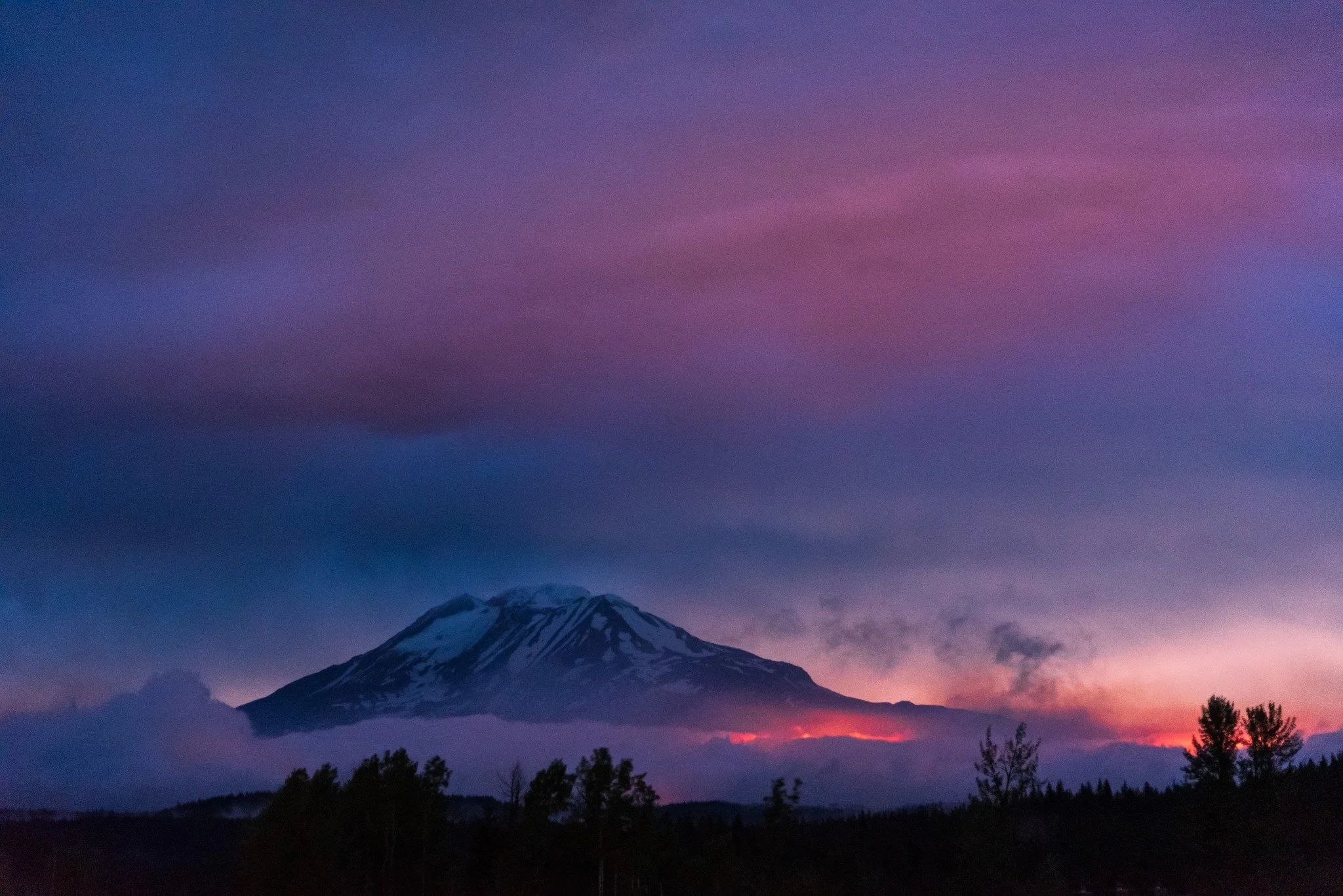 Las lluvias ayudan a los bomberos a lograr una contención del 10 en el