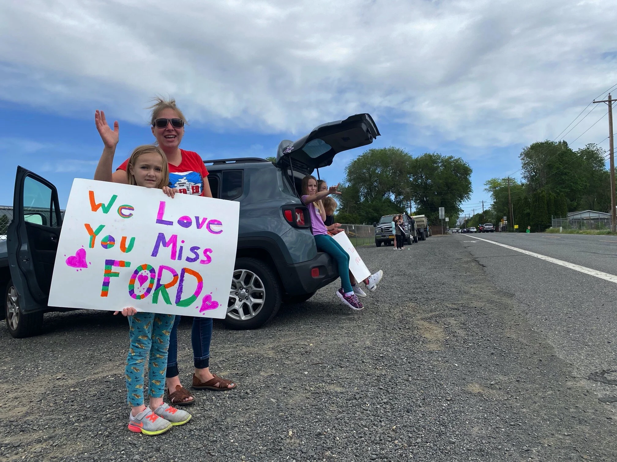 Chenowith Teacher Parade brings smiles, pencils 