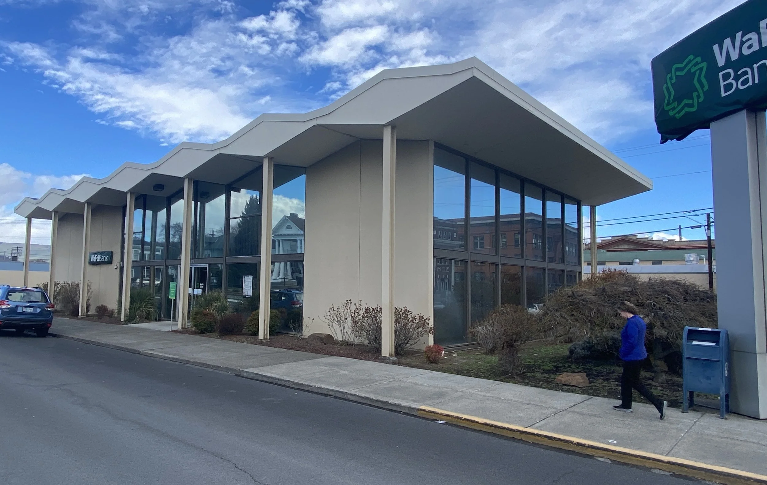 Single Floor 4th St. beauty got a lotta zig &amp; zag left in its roofline - Seeks new idea