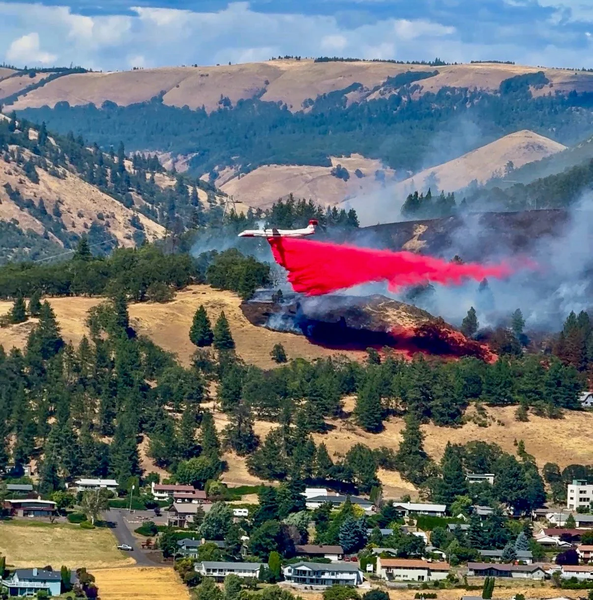 Lyle Hill Fire Update 7:42 p.m.: Commanders ‘Cautiously Optimistic’ as Air attack gains ground on fast-moving Lyle Hill Fire