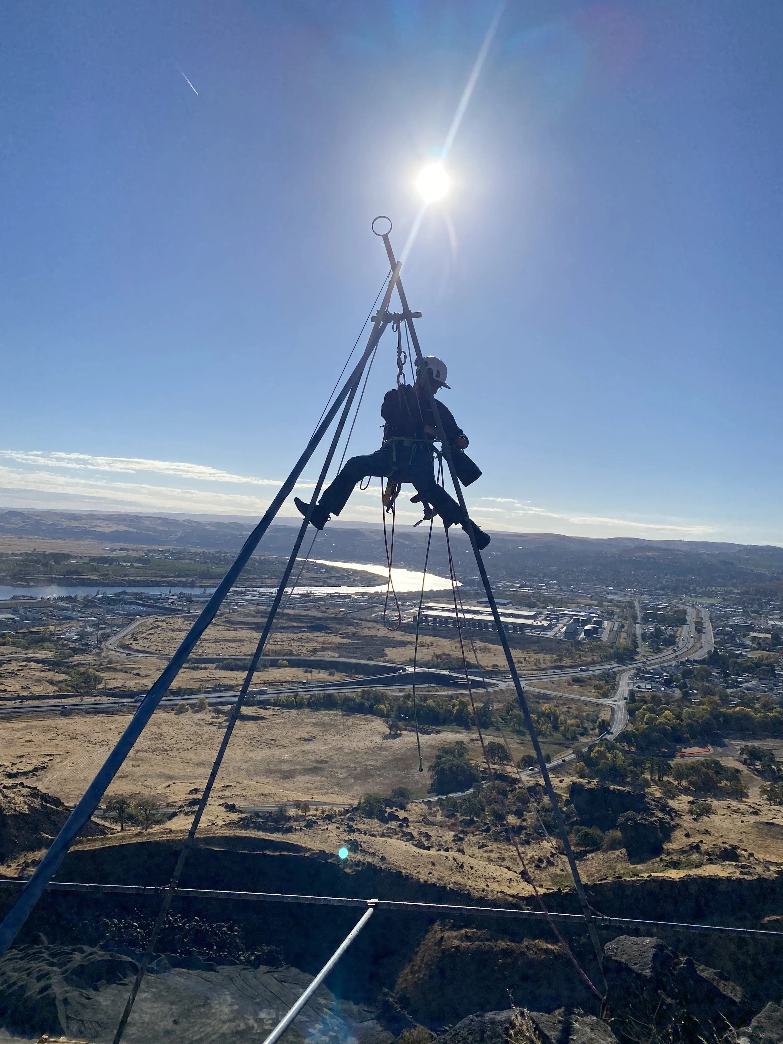 Skywalkers dangle over The Dalles to keep holiday Star shining