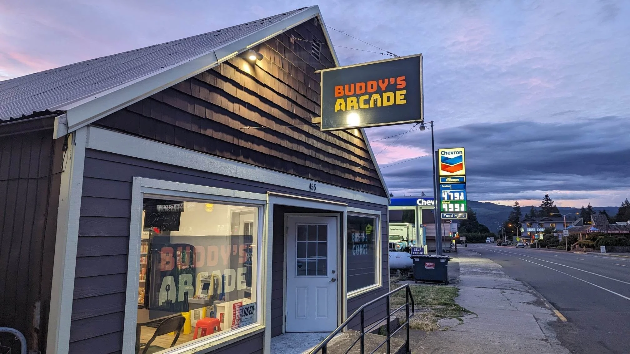 Buddy’s Arcade Donates $4,000 to Launch Arts in Education of the Gorge Program at Cascade Locks Elementary