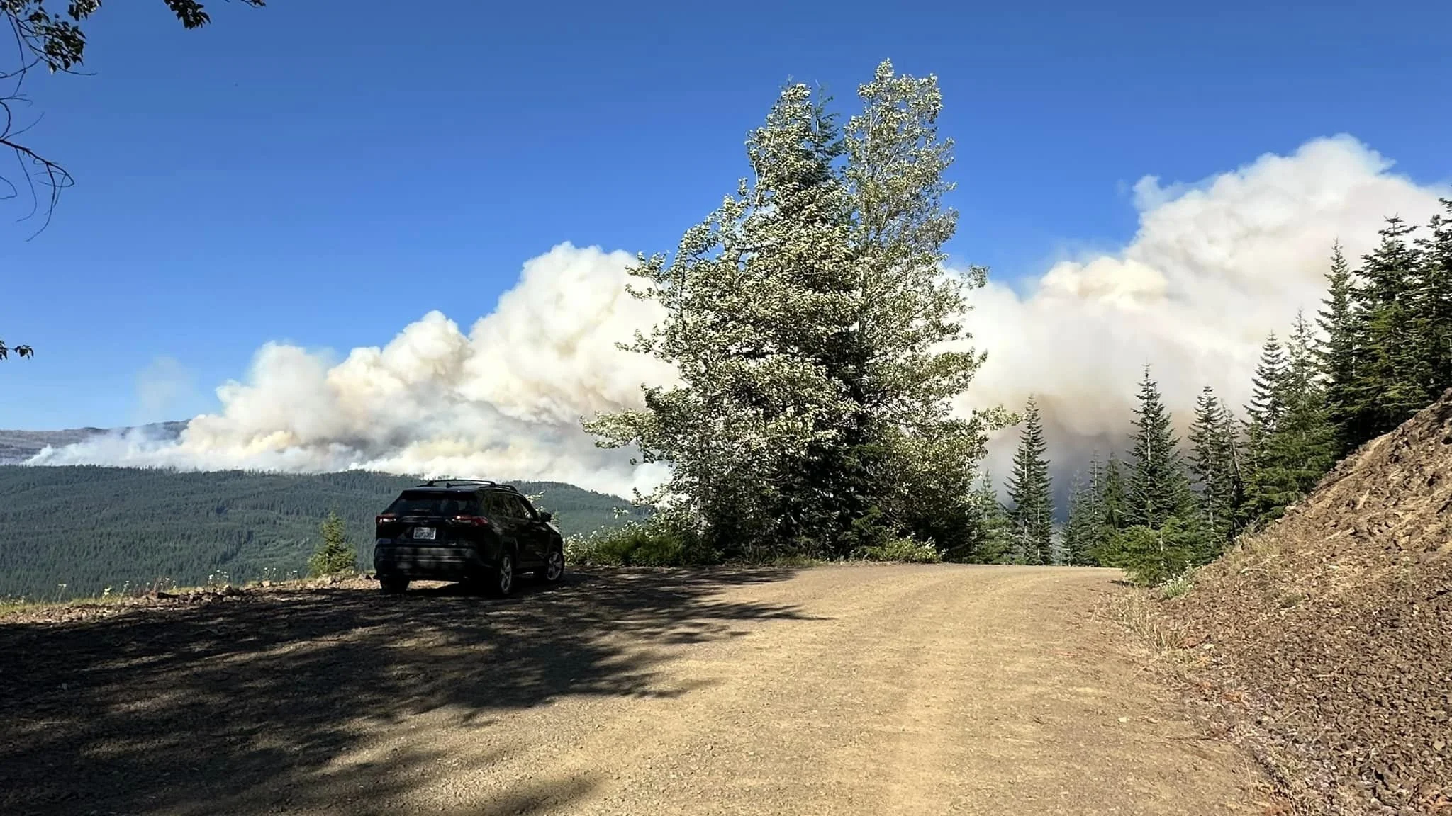 Williams Mine Fire near Trout Lake over 3,000 acres; shelter at