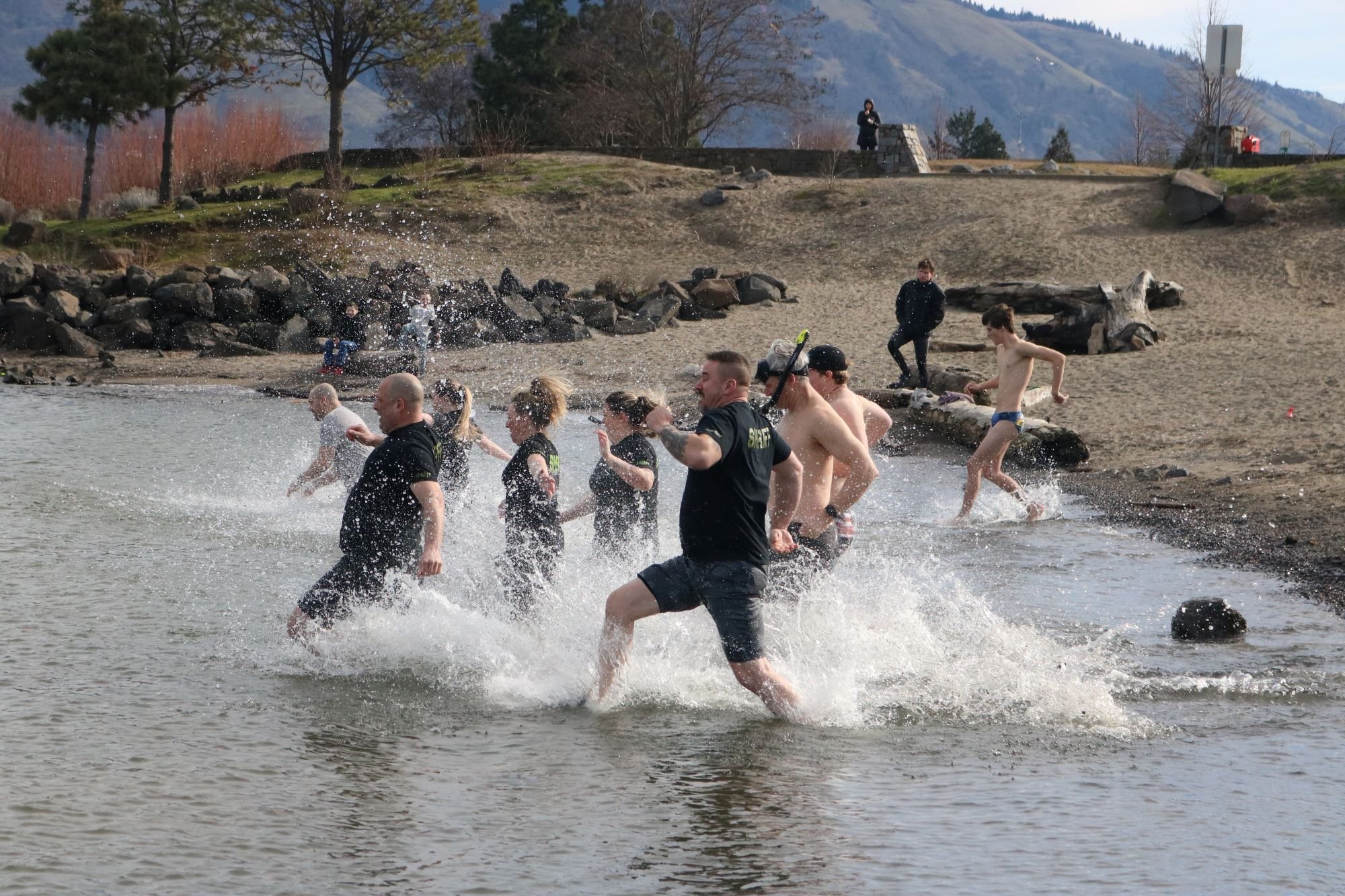 Hood River Dives into First Polar Plunge for Special Olympics — Columbia  Community Connection News Mid-Columbia Region