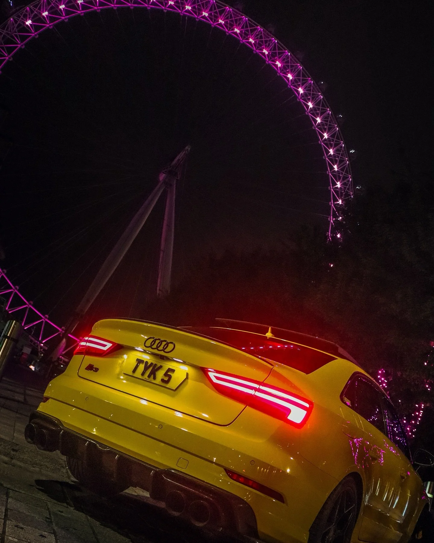 S3 caught the London Eye looking. 👁️