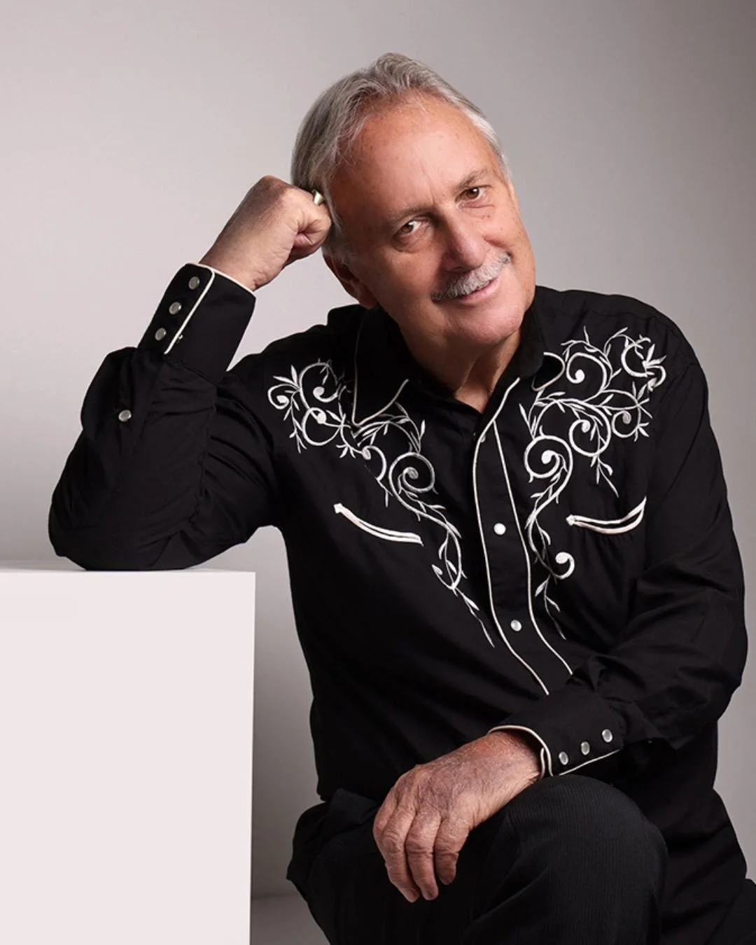 📸 What will your children and grandchildren remember about how you looked? 

Blurry phone photos, or stunning professional portraits that capture your beauty and essence? 

A portrait session with professional hair, makeup, and styling creates image