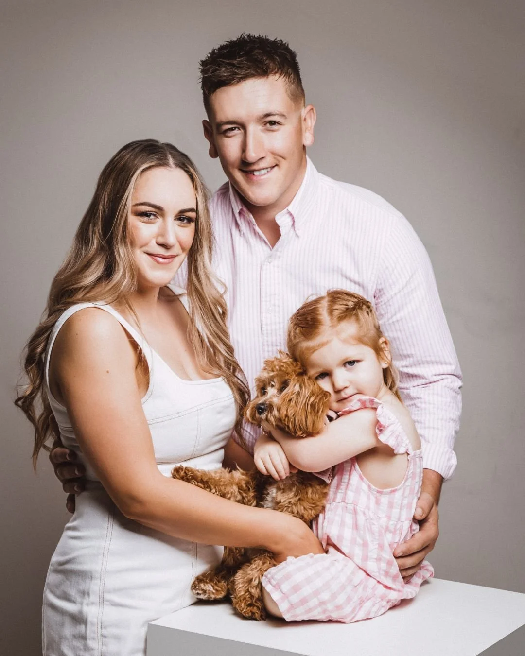 📸 The Husband Who "Doesn’t Want To..."
"Do we really need professional photos? Can’t we just use our phones?" Sound familiar?
Many dads think family photography isn’t necessary... until they see their family t