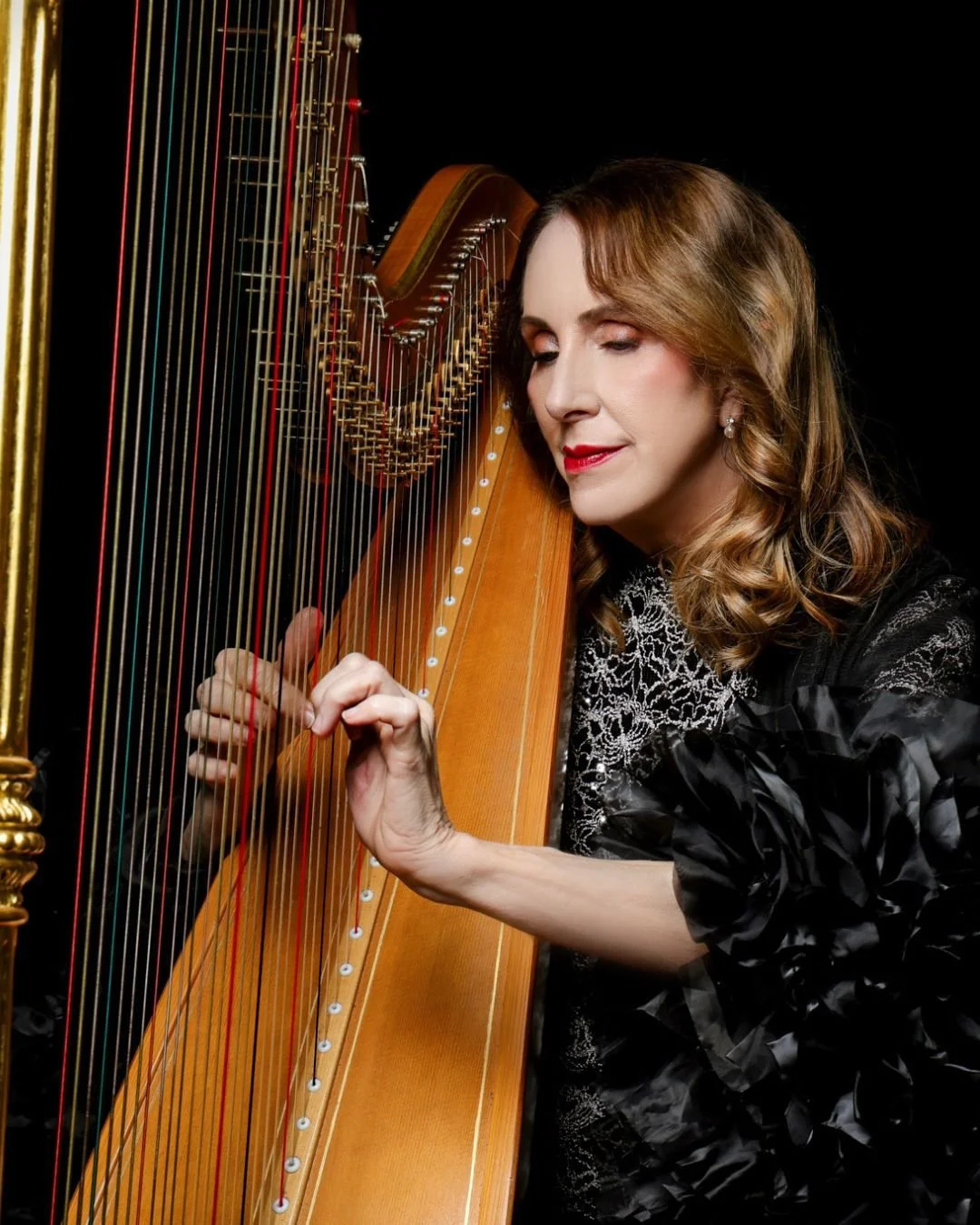 The studio is ready, now it's your turn!
What will you be bringing in? 🎸🎹🥁
Whether it's your trusty guitar, a vintage keyboard, or something totally unique like this harp, we can't wait to see (and hear) it in action!