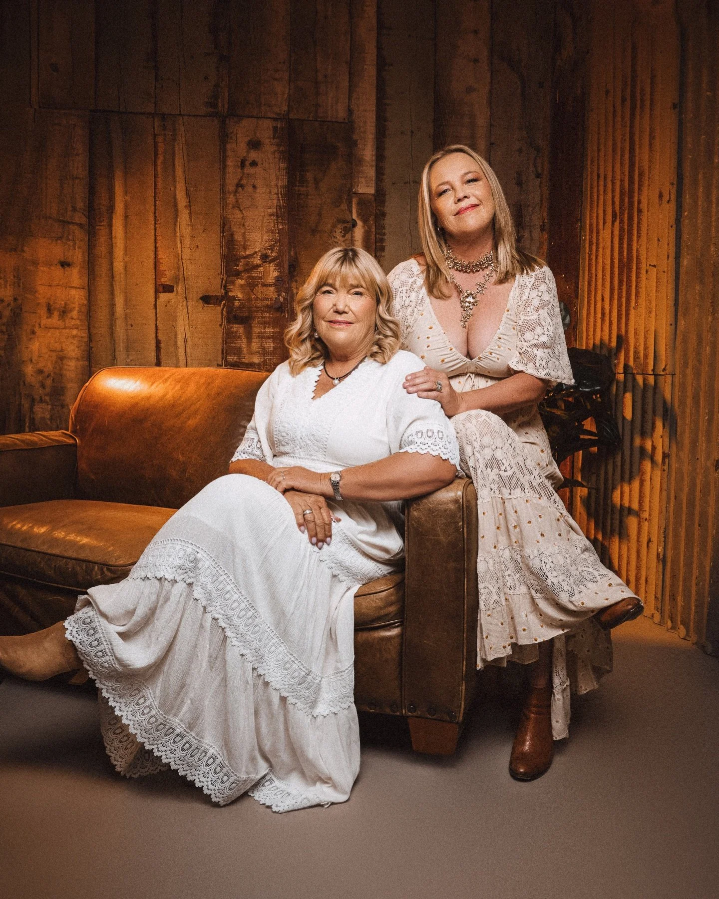 Mother-daughter moments are precious 🌸✨ Siria &amp; Cheryl remind us why it&rsquo;s so important to capture this love &mdash; to treasure the bond, the laughter, and the memories for years to come. Boho vibes at Studio1000!