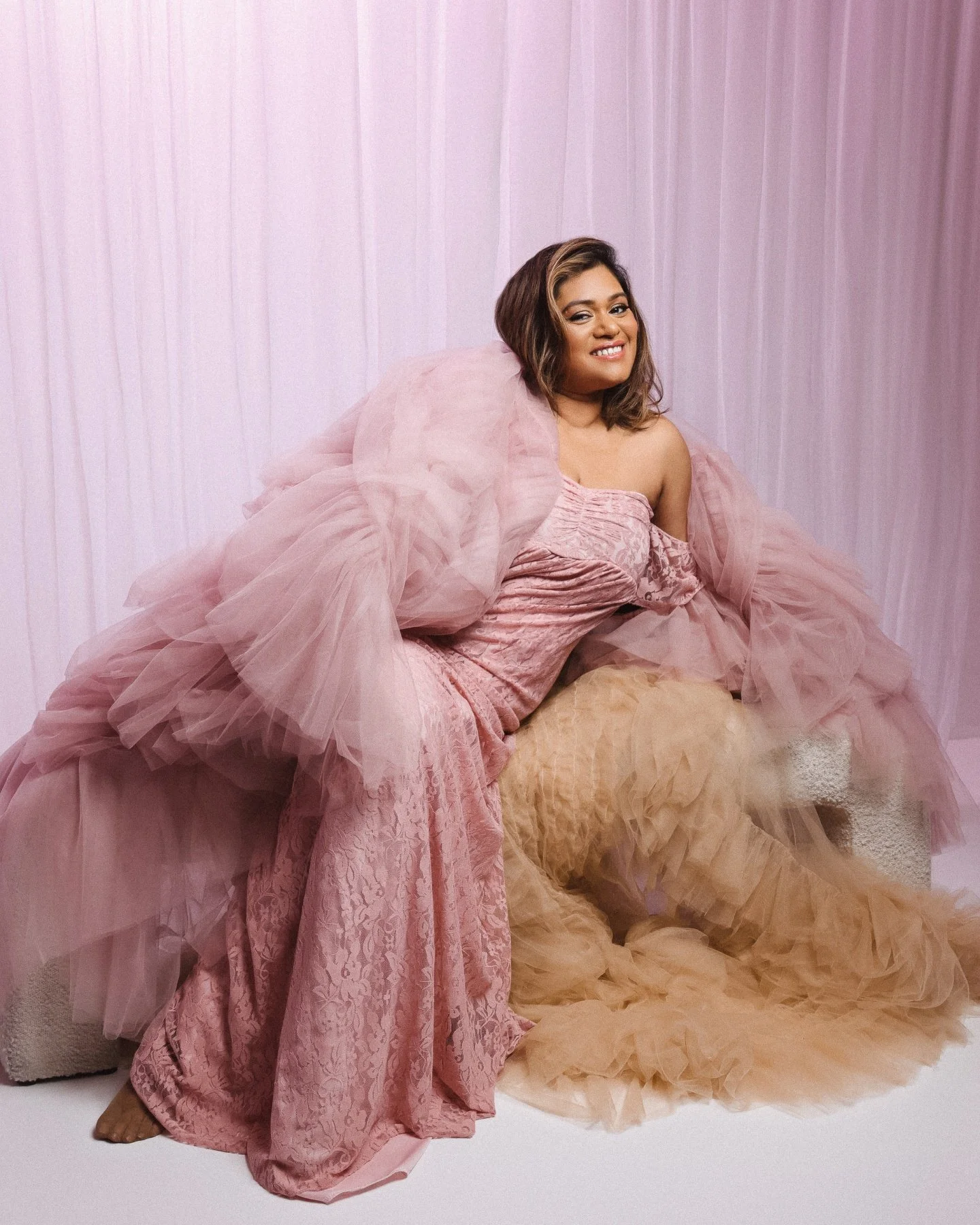 🌸Elegance isn&rsquo;t just seen, it&rsquo;s felt!✨
Did you know everything you see in this photo is available at our studio? From clothing and accessories to props, we have a full range to help you create your dream photo shoot!

Wrapped in blush pi