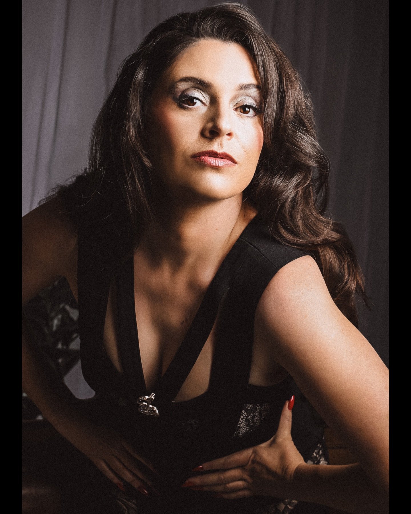 Same woman. Same energy. Two completely different moods.

One frame bursts with richness and power. The other strips it back to raw strength and timeless confidence. 
So tell us&hellip; are you choosing colour or black &amp; white? 📸🖤

#Studio1000P