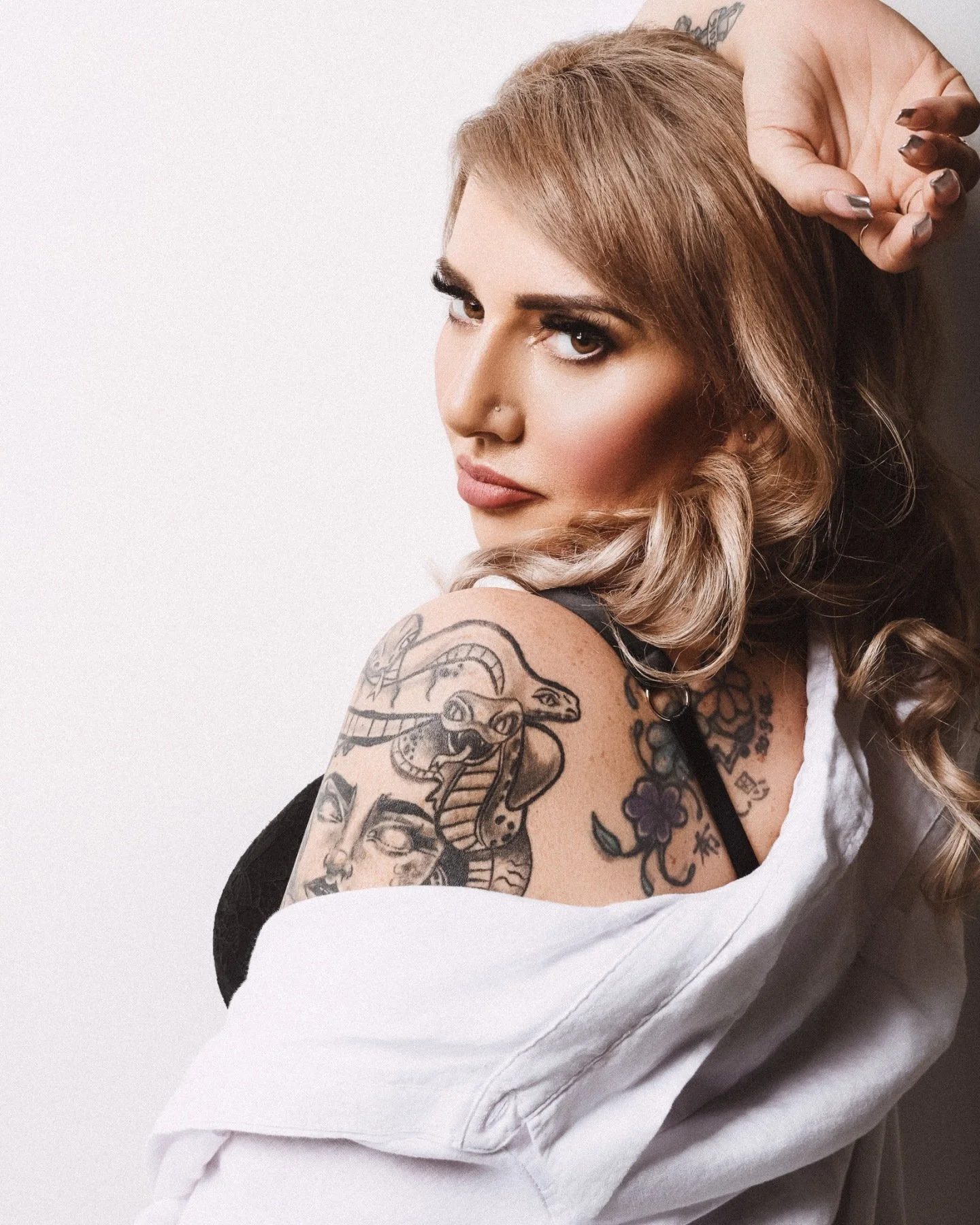 Confidence is the sexiest thing you can wear 🤍
Classic lingerie or an oversized white shirt &mdash; timeless, bold, and unapologetically her.

#boudoirphotography #empoweredwomen #sensualphotography #lingeriephotography #confidentandbeautiful