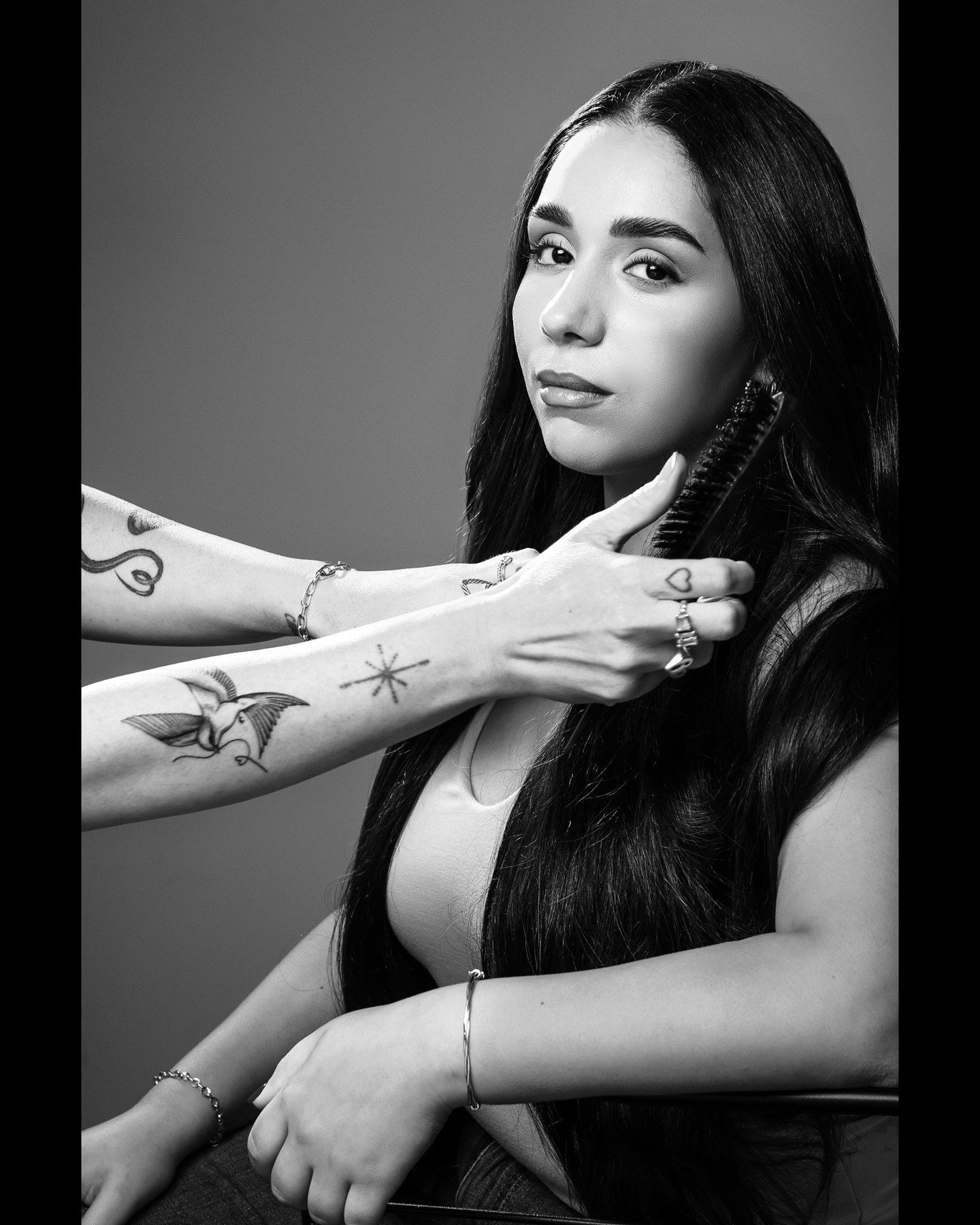 It&rsquo;s the little details that make a big difference 🤍
In-between touch-ups ensure flawless results, every time.

#behindthescenes #btsphotography #makeuptouchup #hmua #professionalphotoshoot