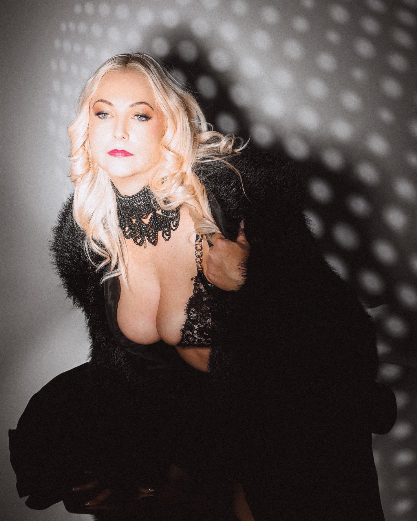 More than a photo session, it's a moment to reclaim your confidence and shine your true light. ✨

#CaptureConfidence #ArtfulPortraits #HonoringYourEssence #StrengthThroughTheLens