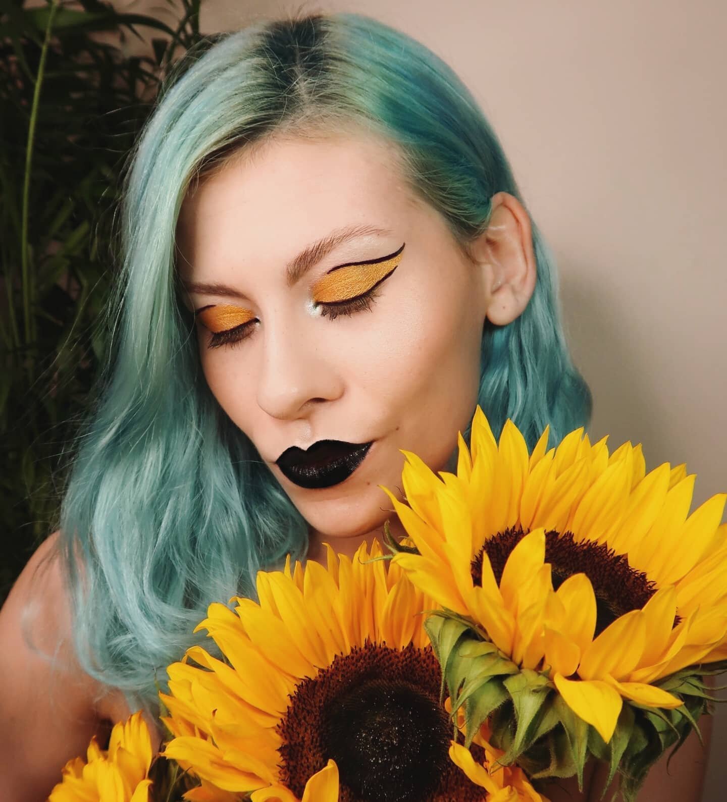'A flower blossoms for its own joy.' - Oscar Wilde
.
Making the most out of the gorgeous sunflowers my Mum gave me. I really can't wait to have a garden so I can grow my own bright and beautiful flowers! 🌻 🥰
.
Wearing;
@fairypantsuk Cleopatra and O