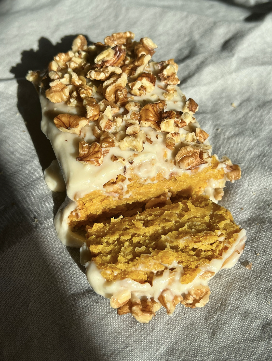 Pumpkin cake with maple cream cheese frosting (vegan)