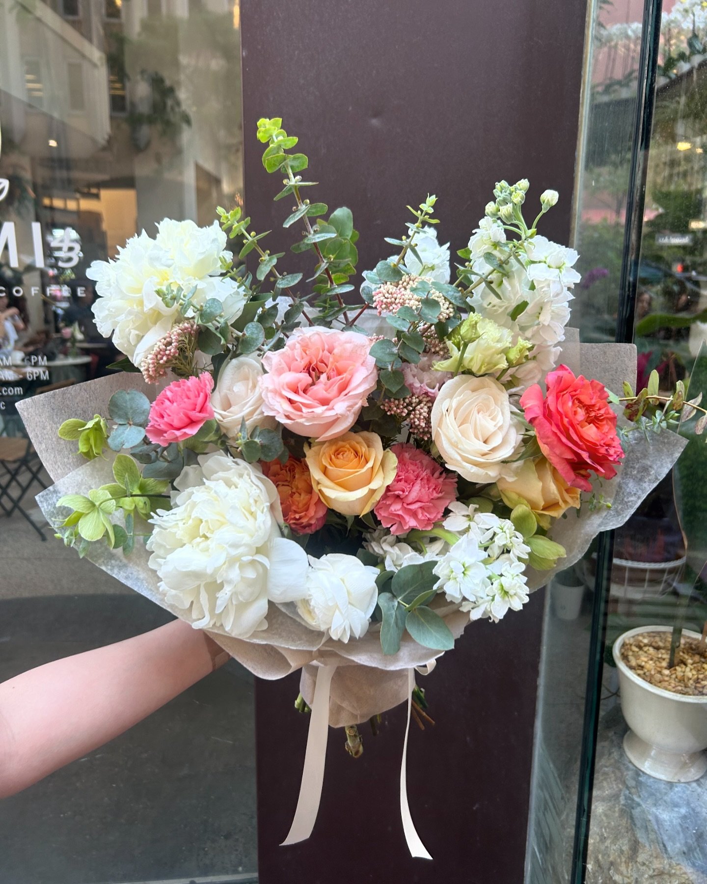 &ldquo;Love you, Mom.&rdquo;
.
.
.
#happymothersday #mothersdaybouquet #nycdelivery #remi43flowerandcoffee