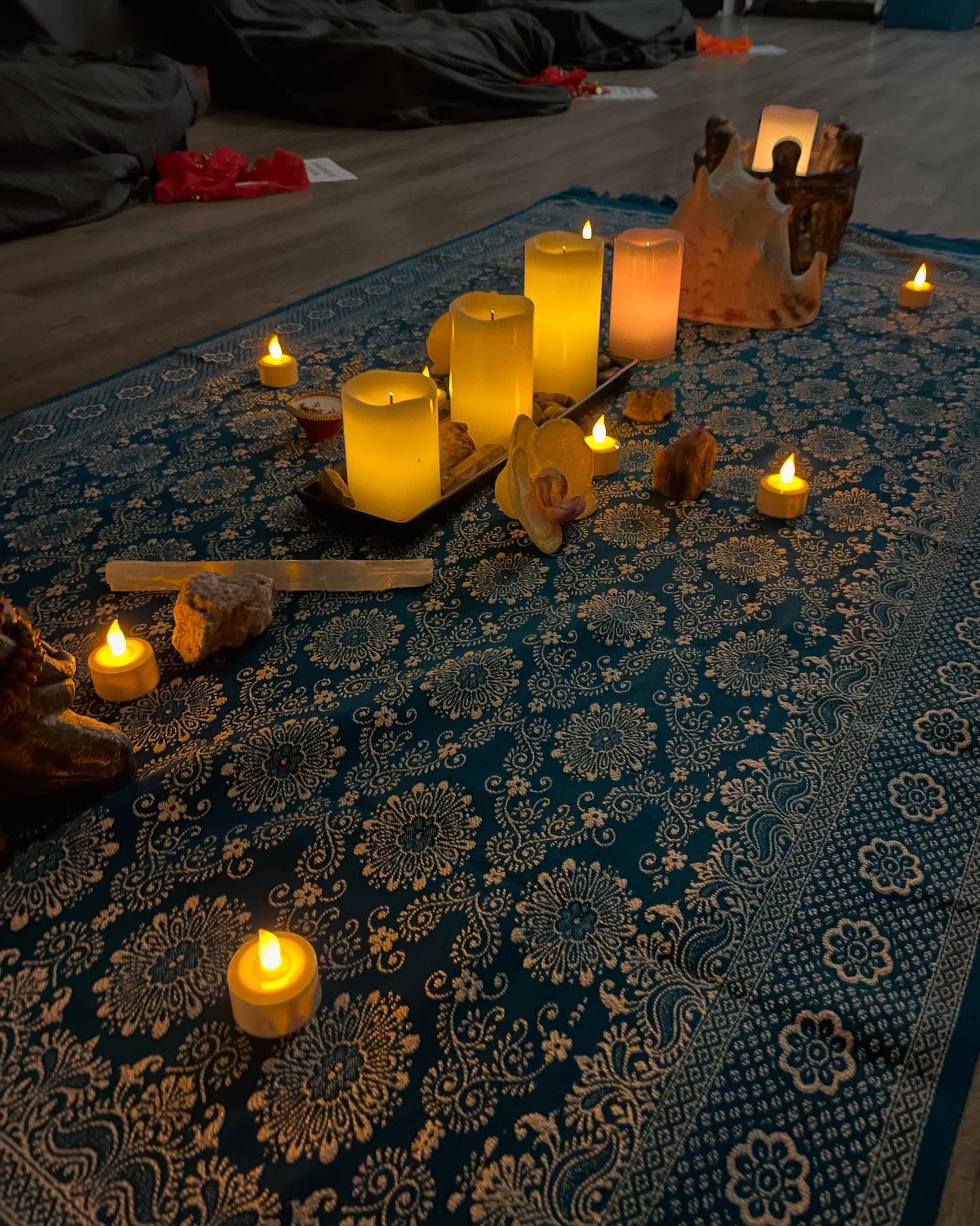 It has taken me a week to post this because I have still been processing its potency. Last weekend after hosting the Sacred Stillness retreat, I went to Bonnie&rsquo;s Full Moon Meditation and Sound Bath @sadhanayogaandsound 
To say this was what I n