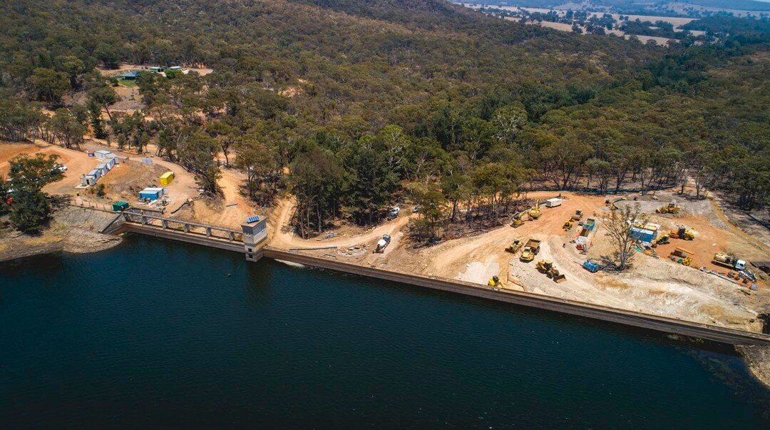 💧Dam Level Update💧

🚰 Ben Chifley: 100.5%
💦 Winburndale: 72.6%

📸: Wall stabilisation work continues at Winburndale Dam. The dam level is being held artificially low, to allow for continued construction. 

#watersecurity