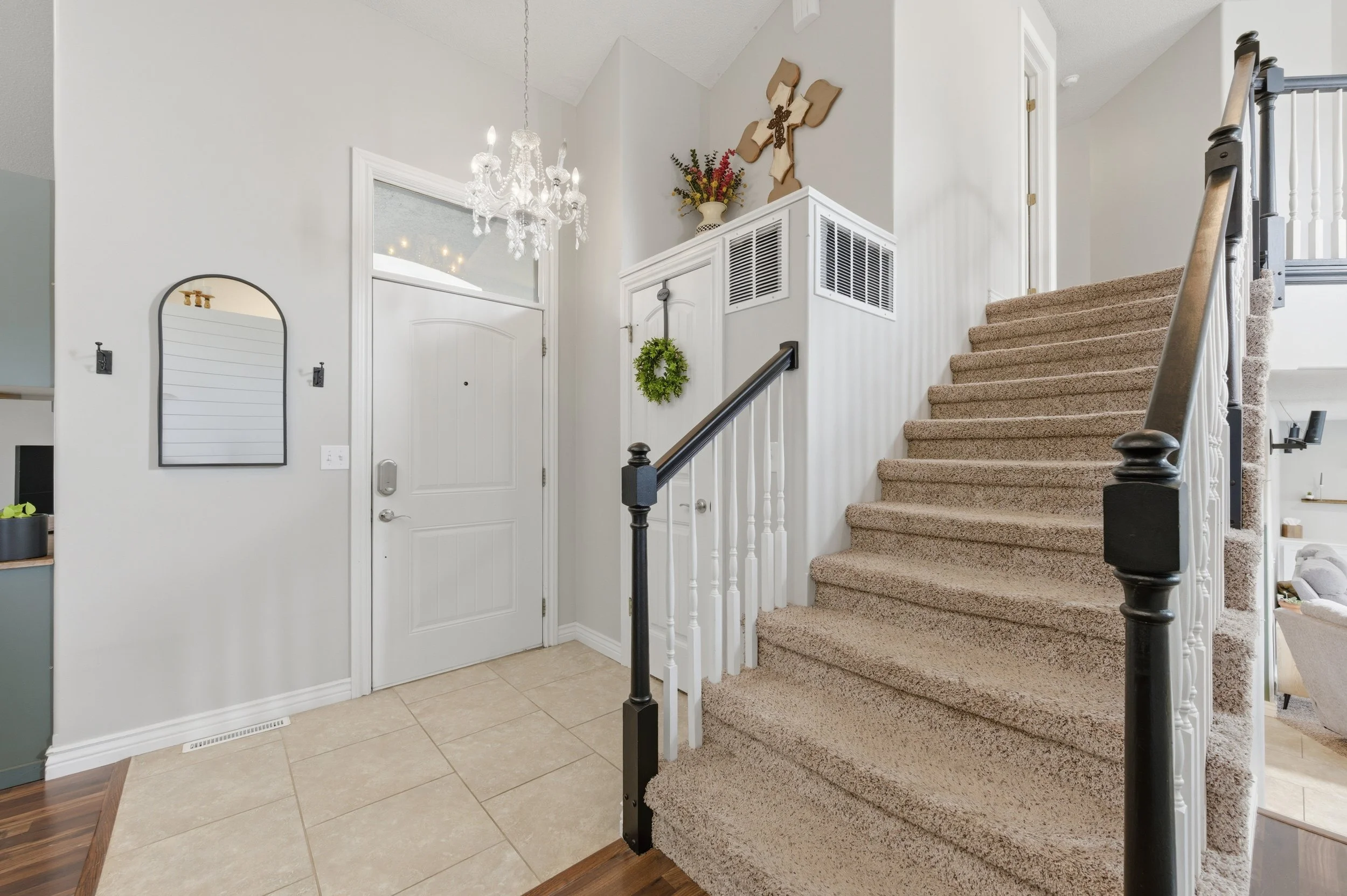 8-626 N Bay Country St-8.jpg
