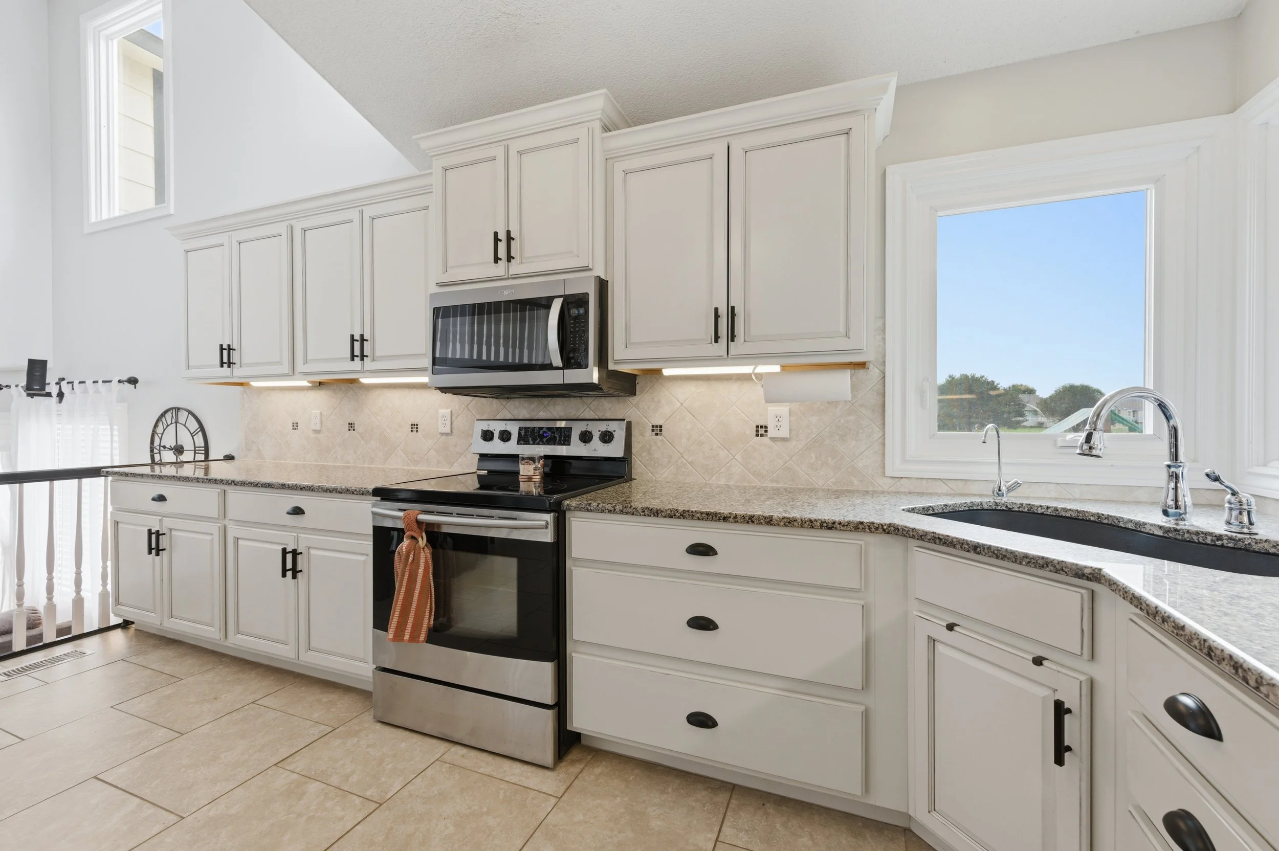 19-626 N Bay Country St-19.jpg