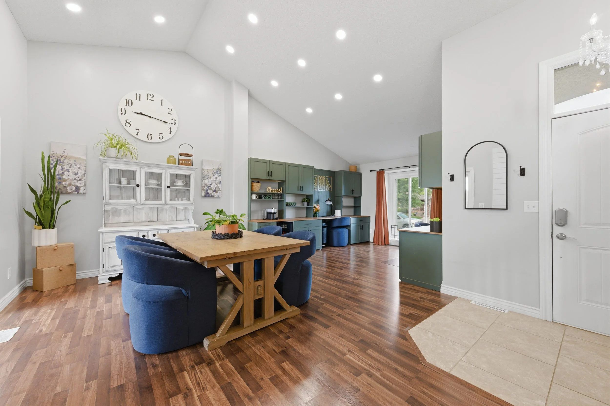 10-626 N Bay Country St-10.jpg