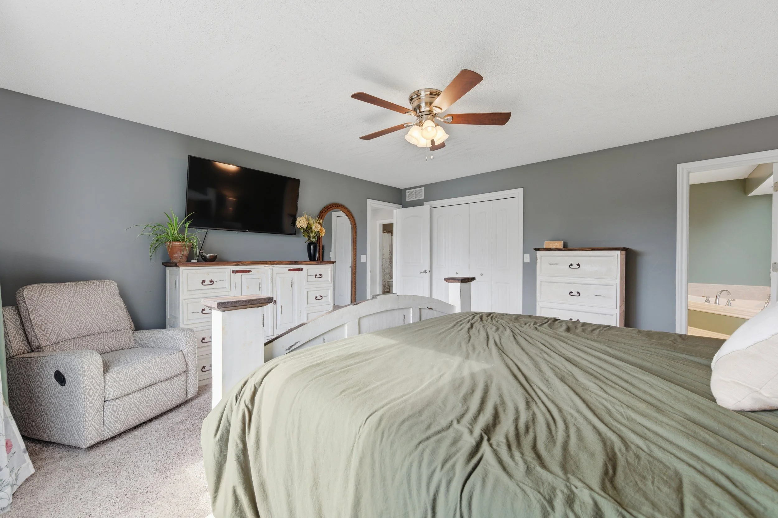 27-626 N Bay Country St-27.jpg