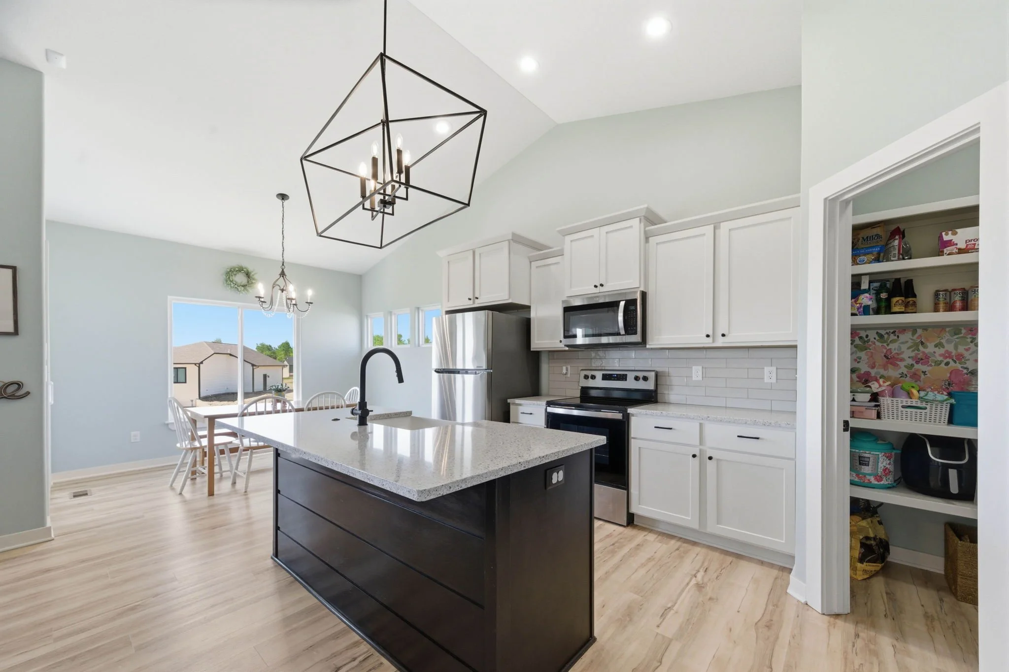 12-2501 E Thunder St-12.jpg