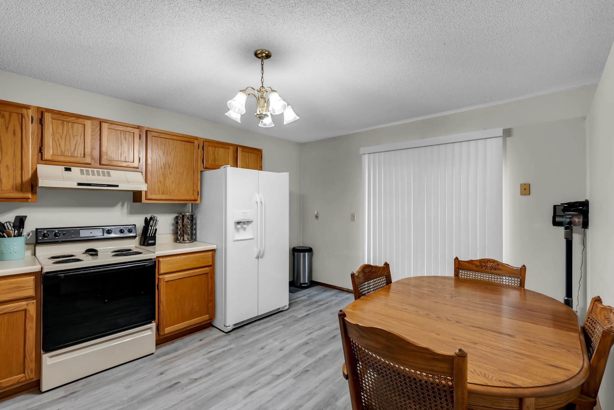 10-6613 N Grove St-10.jpg