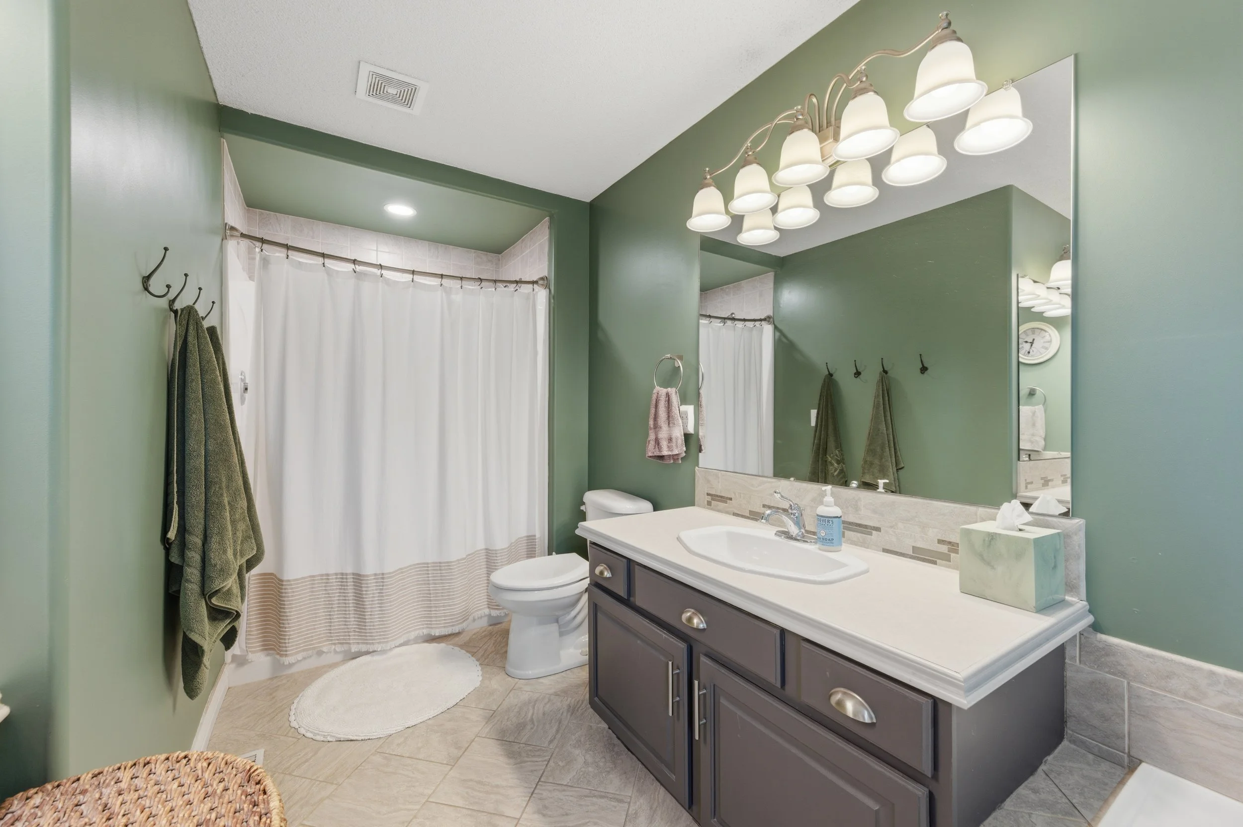29-626 N Bay Country St-29.jpg