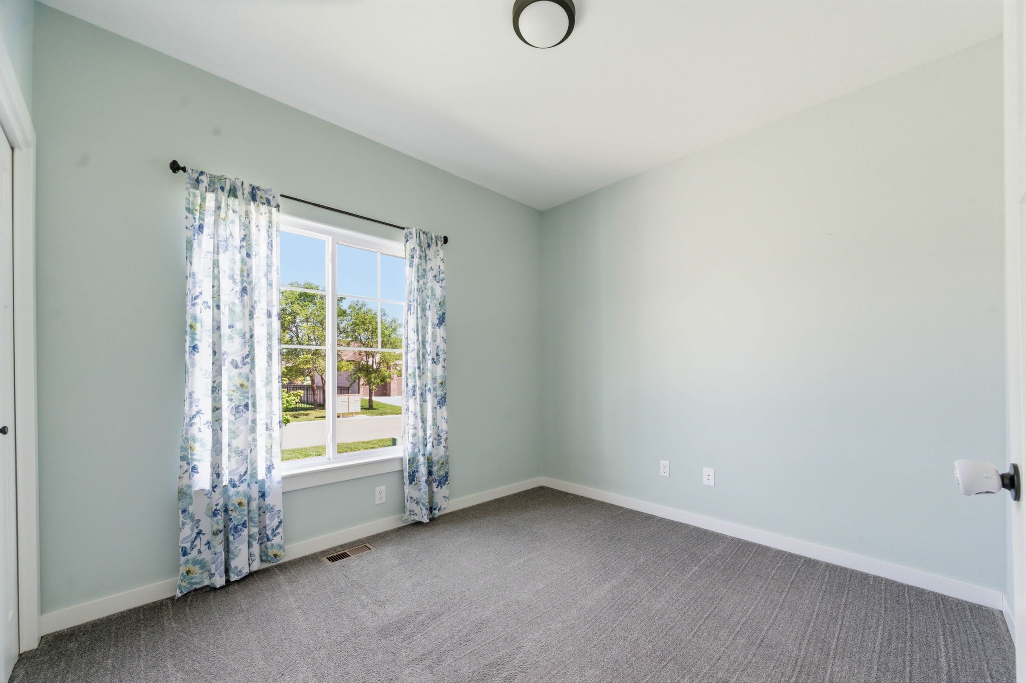 19-2501 E Thunder St-19.jpg