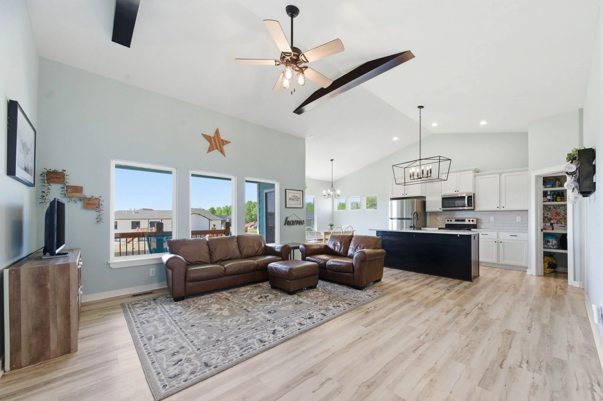 9-2501 E Thunder St-9.jpg