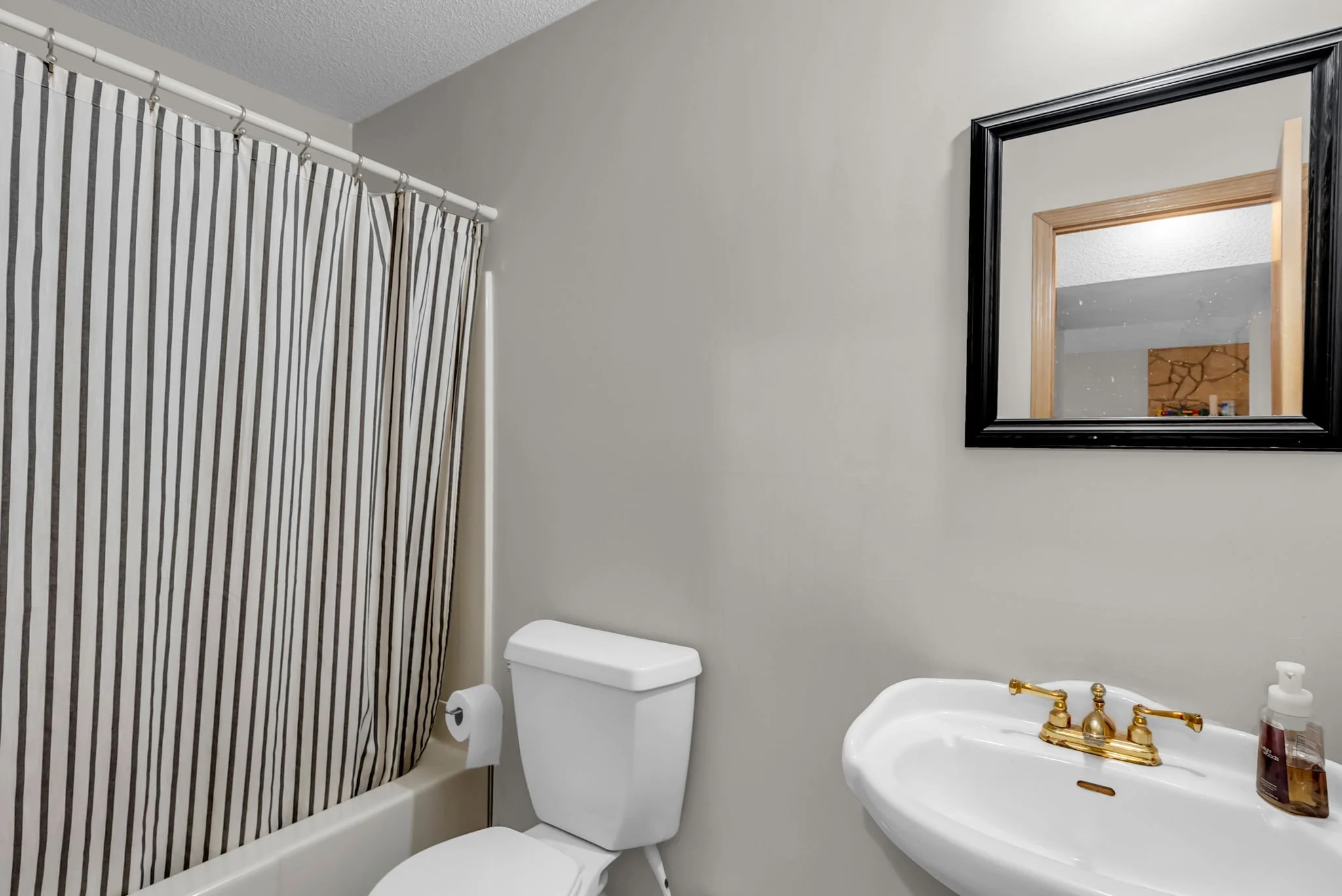 27-6613 N Grove St-27.jpg