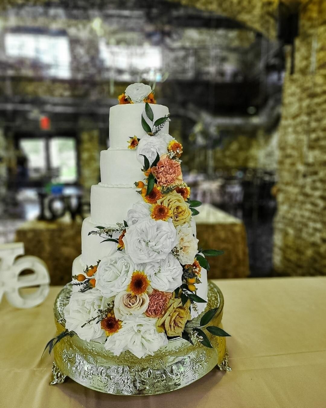 We really don't like to pick favorites...however, if we did, this would be a contender 😉 #cakesbycathyyoung #wedding #weddingcake #cake #cakedesign #cakedesigner #cakesofinstagram #sanantonioweddings #weddingsinsanantonio