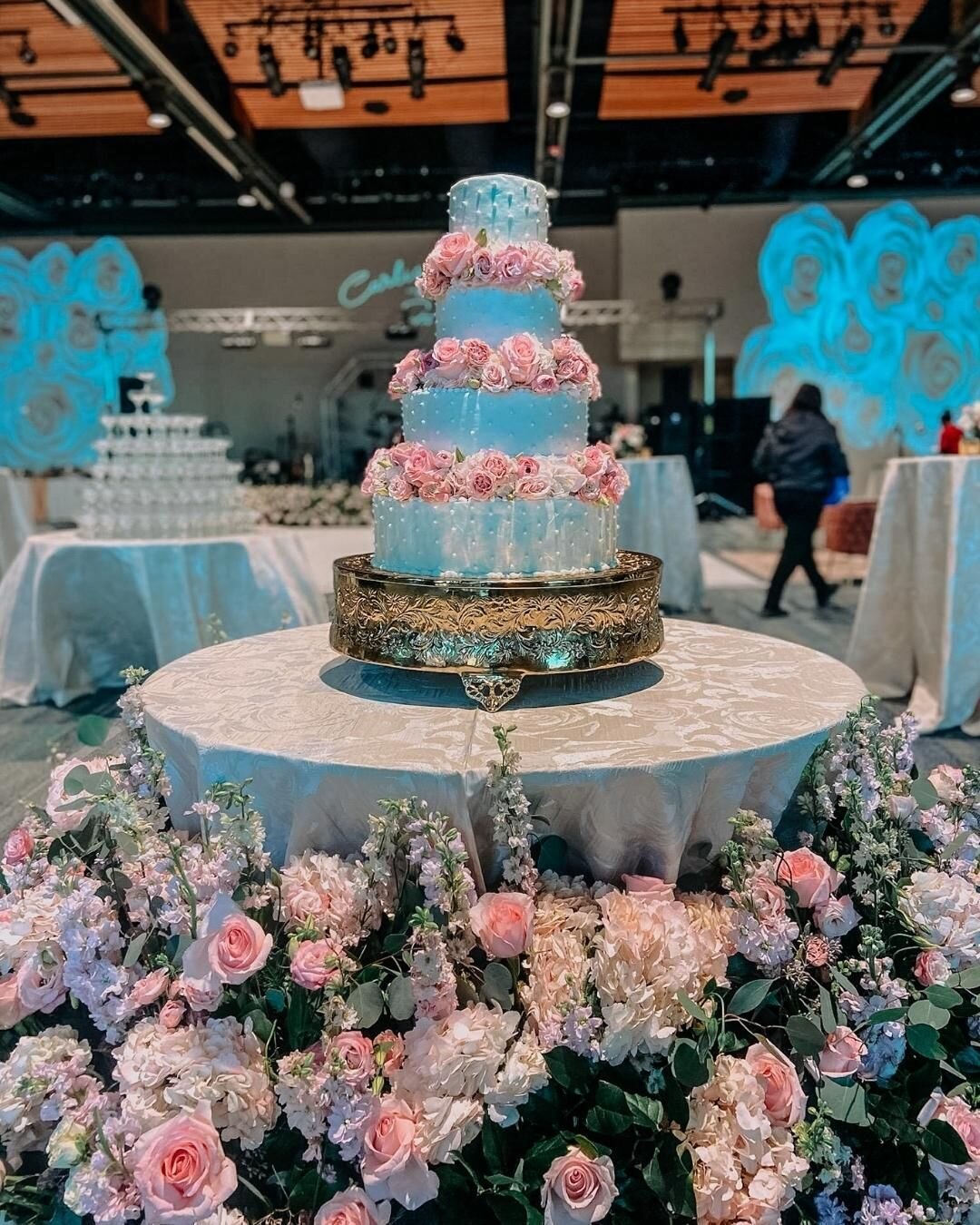 We love some flowers with our cake! #cakesbycathyyoung #wedding #weddingcake #cake #cakedesign #cakedesigner #cakesofinstagram #sanantonioweddings #weddingsinsanantonio