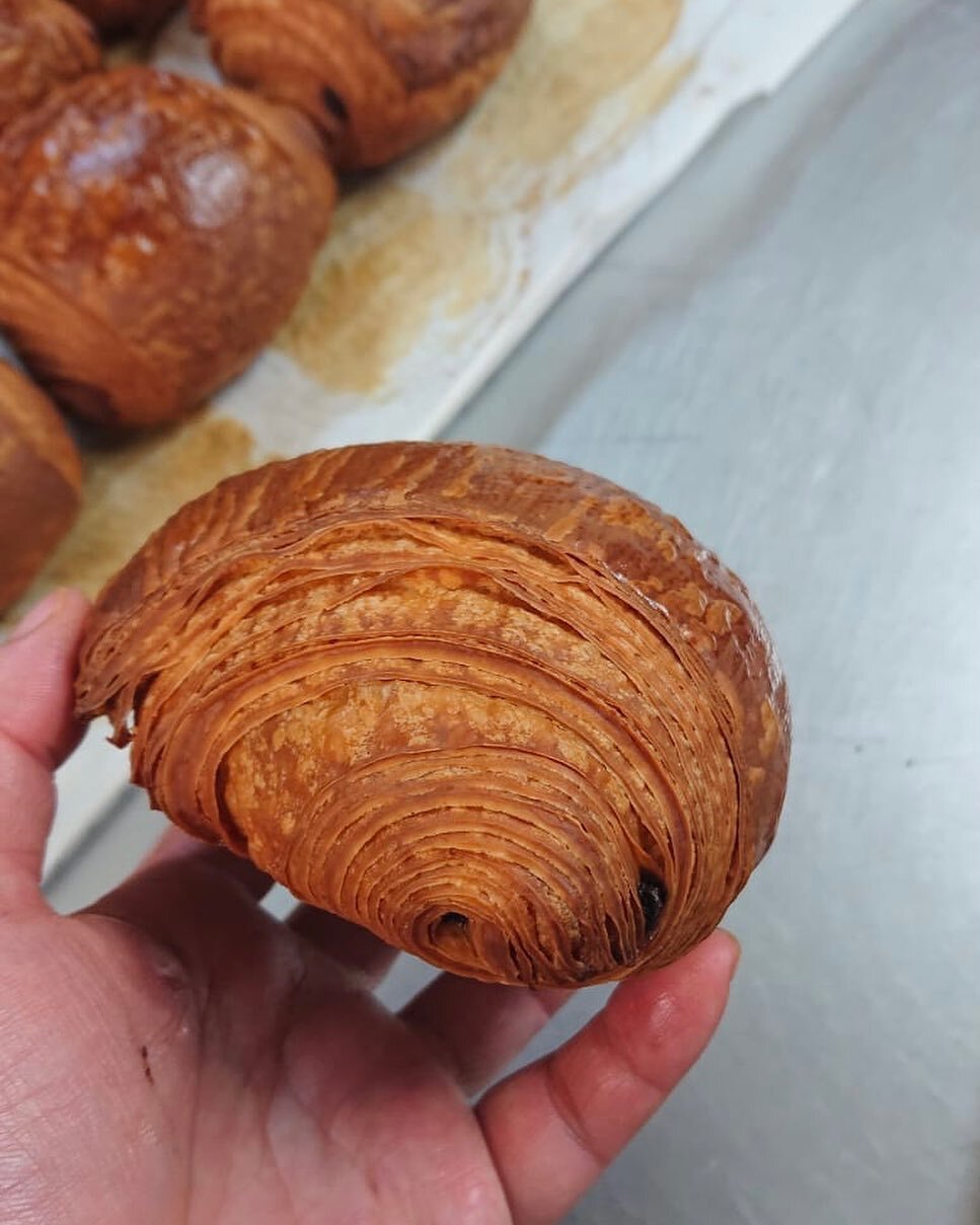 Pain au Chocolat is really my favorite viennoiserie* ! 🥰 L&eacute;a ✨

 *️⃣Viennoiseries: breakfast pastries🥐 

❓Which one is your favorite ❓

I bet 🧐 . . . Almond Croissant 🥐! ??

#viennoiseries #patisserie #painauchocolat #croissant #croquant #