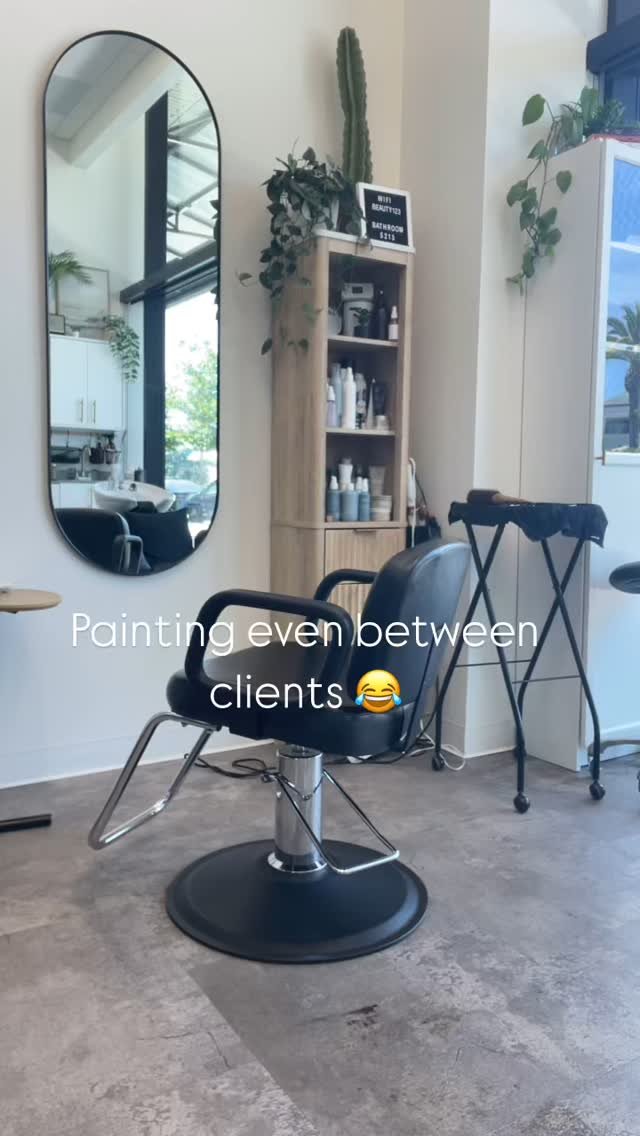 Behind the scenes salon edition…
What happens in the salon when between clients…
What else but balayage the floors?! 🖌️🤣
I can’t be the one one!! Who else uses bleach to get color stains off the floor in the salon?!
#salonp