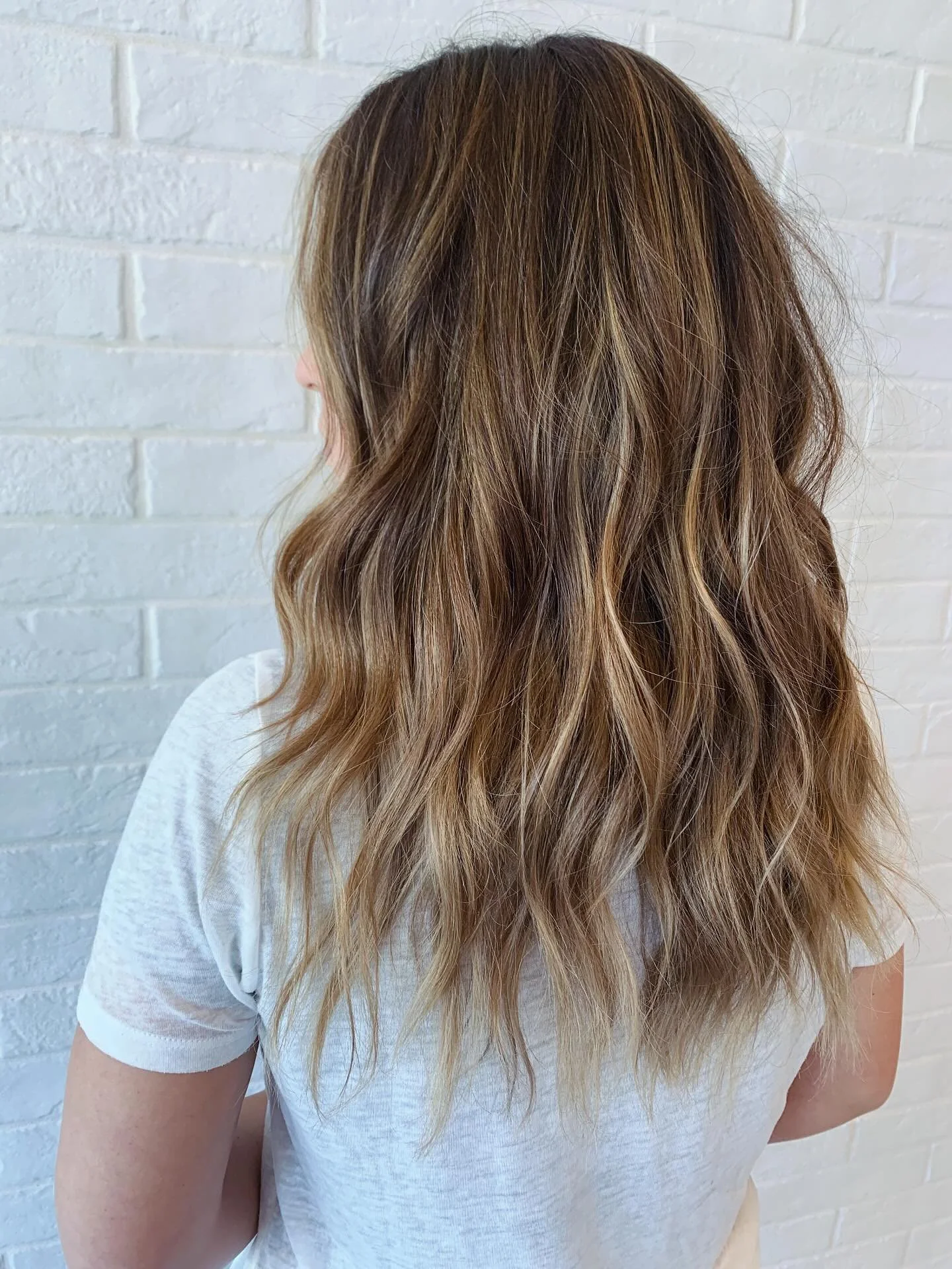 Perfectly imperfect and effortless hair comes down to technique ✨ When curling, avoid wrapping the very ends of your hair around the iron. Instead, straighten them or leave them out. This creates that modern, lived-in finish&mdash;less &ldquo;prom cu
