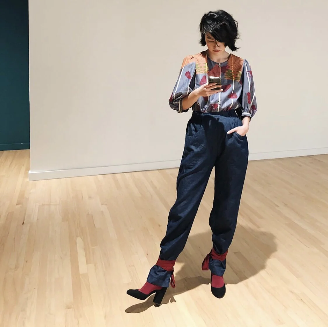 Image and Caption by Cassie Louie“wrapping our legs up like last minute gifts in indigo cotton linen and thick grosgrain ribbons.  meet the GINO pant, the maura pants’ new cousin.  paired with the GIGI top.👖🎀”