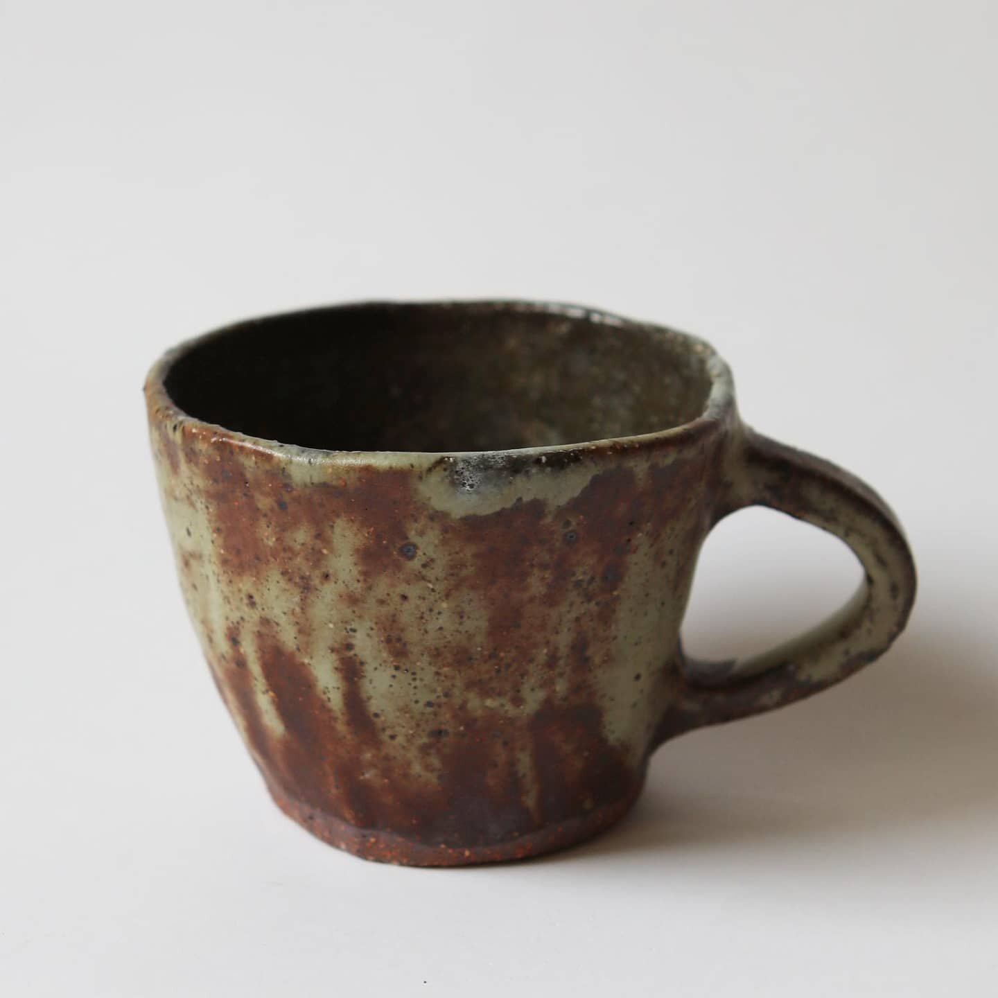 A little cup with a shino glaze, such surprising 🙀 pretty flashes of colour  from a gas firing via @castlemaineclay (thank you Mark for your firing service)