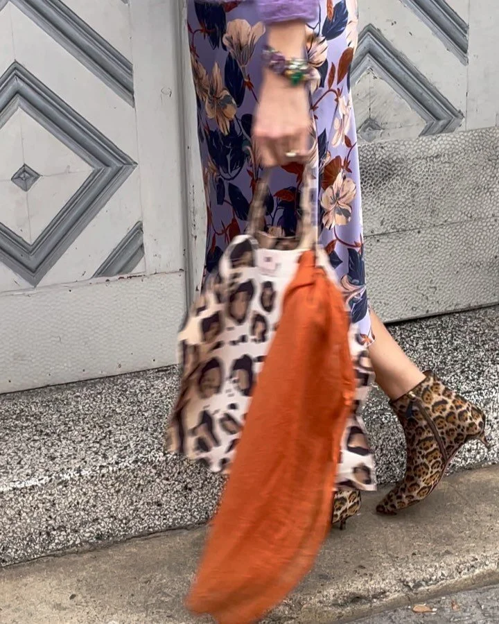 🐆 FULL SPRING FL LOOK 🐆 
knit pullover, flower silk skirt, leo tote bag &amp; jewellery 

#handmade #boutique #boutiquefashion #g&ouml;ttingen #fashionshoot #highfashion #handmadefashion #silk