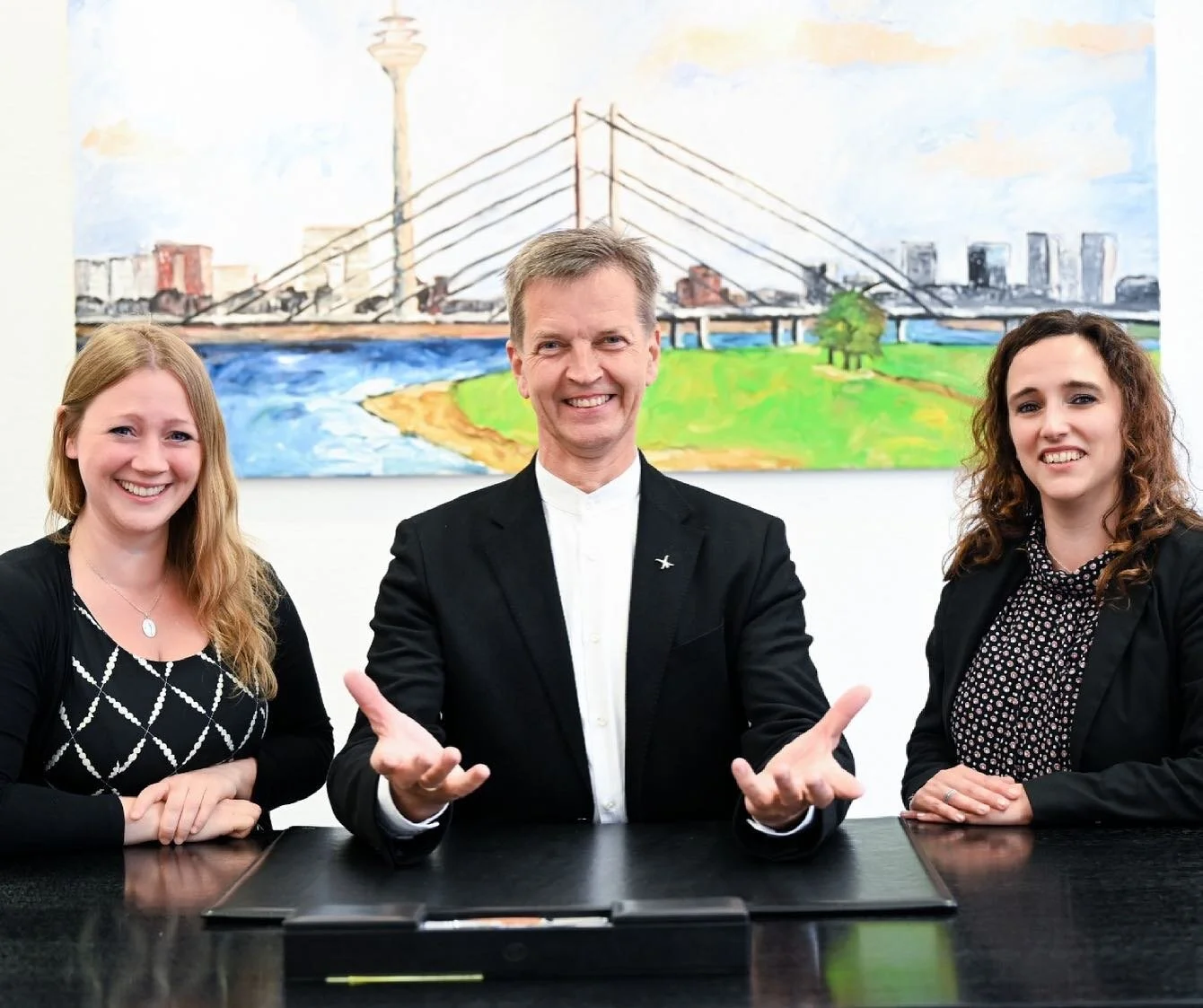 Das Team ist wieder komplett. Ein top Kleeblatt.  Als Referentin Anette Leonhardt, Assistentin Isabelle Rzany-Mart&iacute;nez und Cheffahrer Detlef Bosch. Lasst es uns krachen lassen!