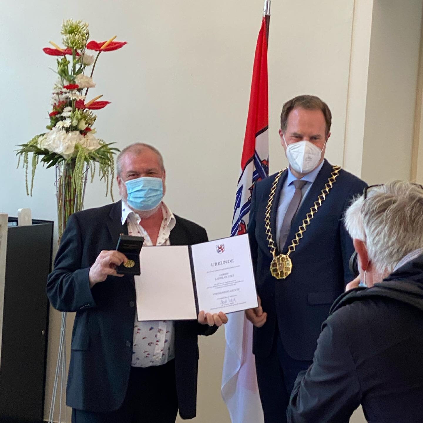 Die Verdienstplakette an Ladislav Ceki f&uuml;r sein au&szlig;ergew&ouml;hnliches langj&auml;hriges Engagement f&uuml;r die @Eine-Welt. Gratulation von ganzem Herzen.
