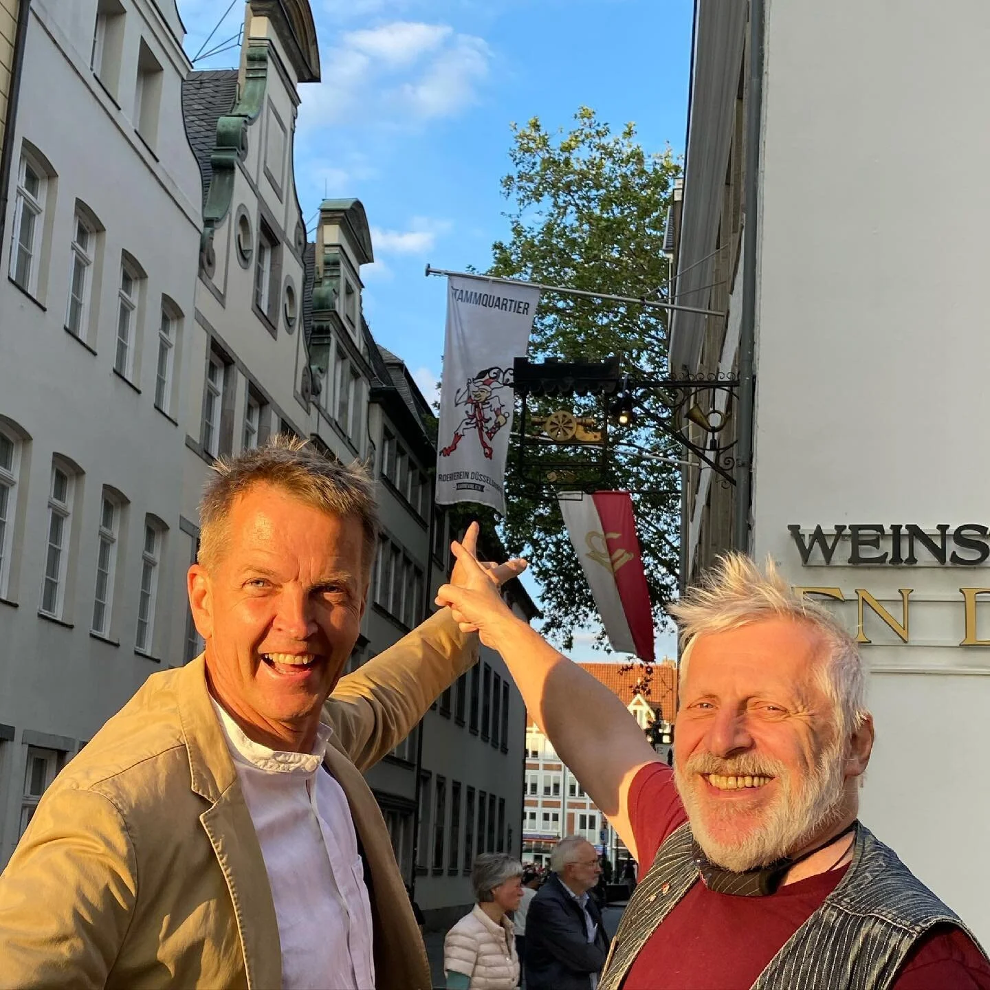 Wieder unter Menschen!
Ein k&ouml;stlicher Wein nach dem Bummel &uuml;ber die Rheinuferpromenade im @endecanonsince2019 mit Freunden. Die Fahne des @fordervereindusseldorfer h&auml;ngt schon am Stammquartier.