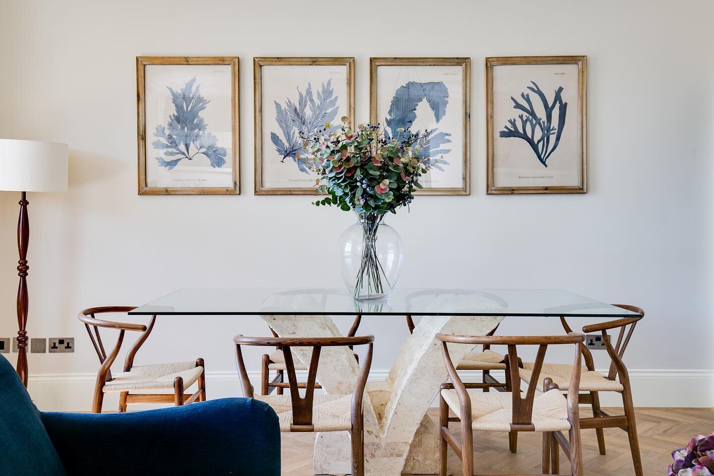 Get a look at this contemporary dining room space. We love how the blue artwork ties with the velvet sofa 👌🏼 

Keep your eyes peeled for more hot shots like coming this week 😎