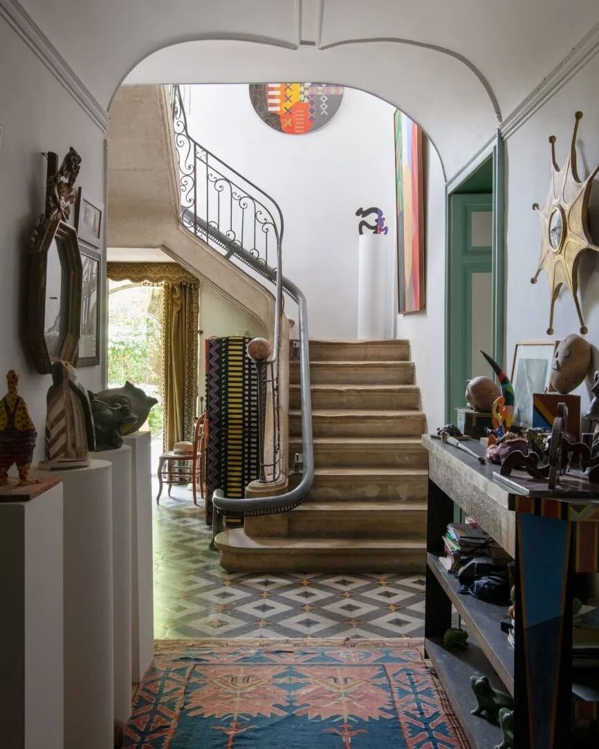 One of our favourite homes is Guy de Rougemonts home in the South of France. A home filled with art, colour and cherished objects where you can get a sense of the owners life ane character. How every home should be! Image from @archdigest